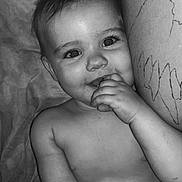 Romy a rejoint le concours — aidez-le/la à gagner de superbes lots ! baby, child, smiling, black_and_white, closeup, face, hand, diaper, skin, leg, scribbles, happy, cute, infant, portrait, sitting, indoors, expression, fingers, playful