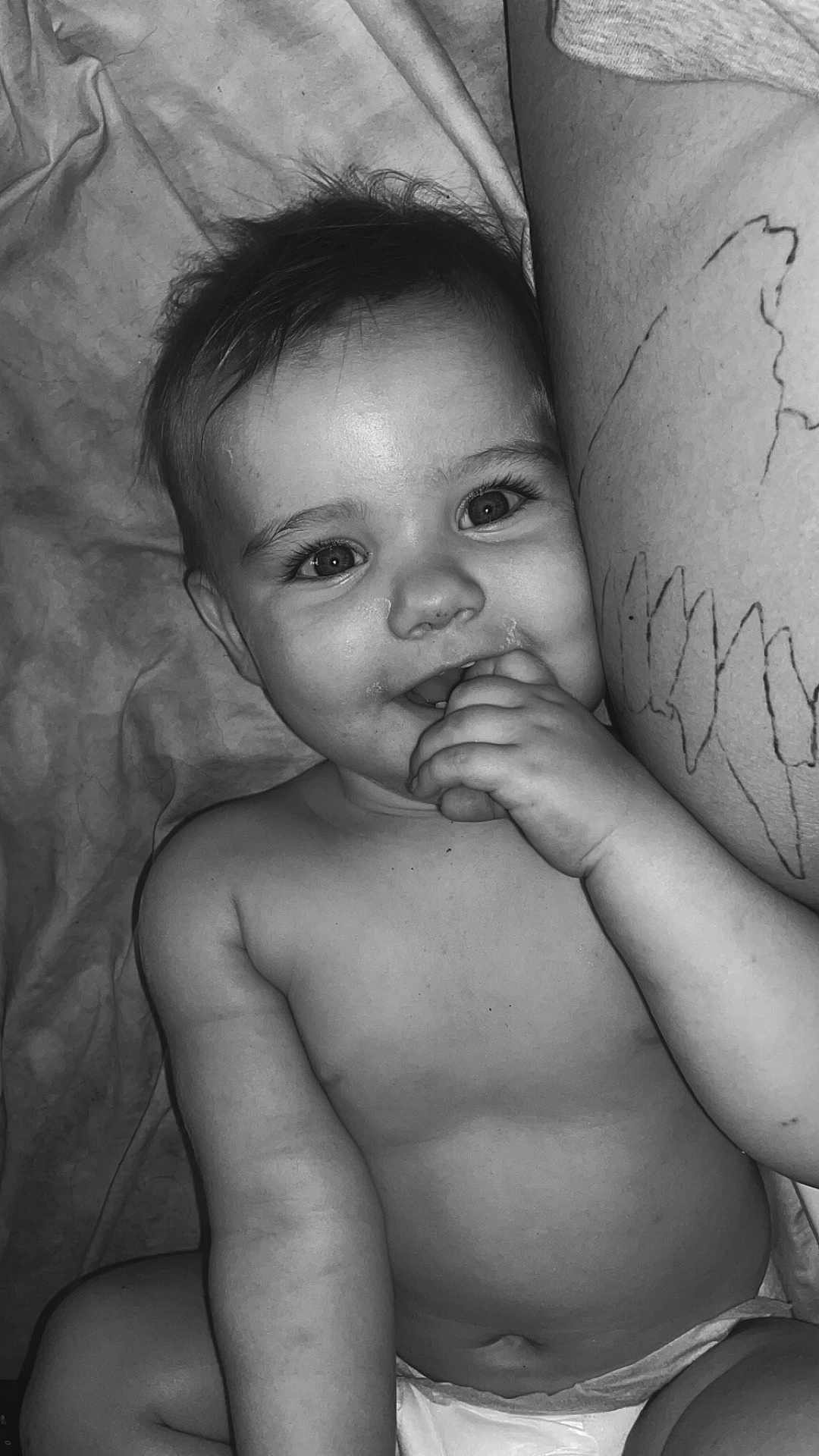 Romy a rejoint le concours — aidez-le/la à gagner de superbes lots ! baby, child, smiling, black_and_white, closeup, face, hand, diaper, skin, leg, scribbles, happy, cute, infant, portrait, sitting, indoors, expression, fingers, playful