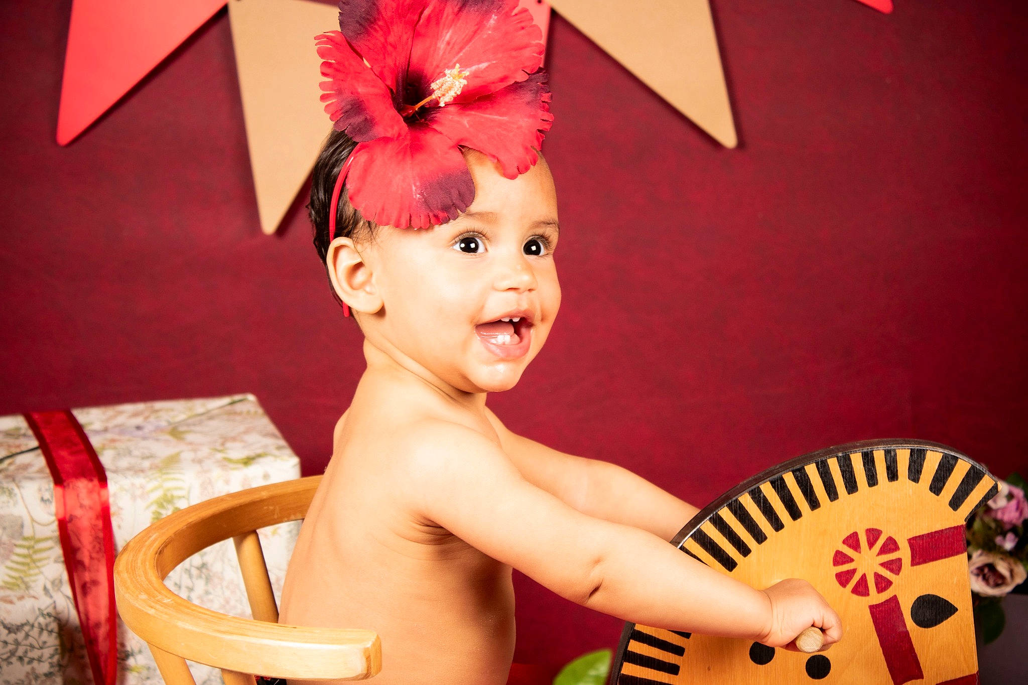 Izya a rejoint le concours — aidez-le/la à gagner de superbes lots ! arm, baby, baby_toddler_clothing, beauty, child, costume_hat, eye, eyelash, fashion_accessory, fun, happy, headpiece, headwear, orange, peach, person, petal, pink, product, smile