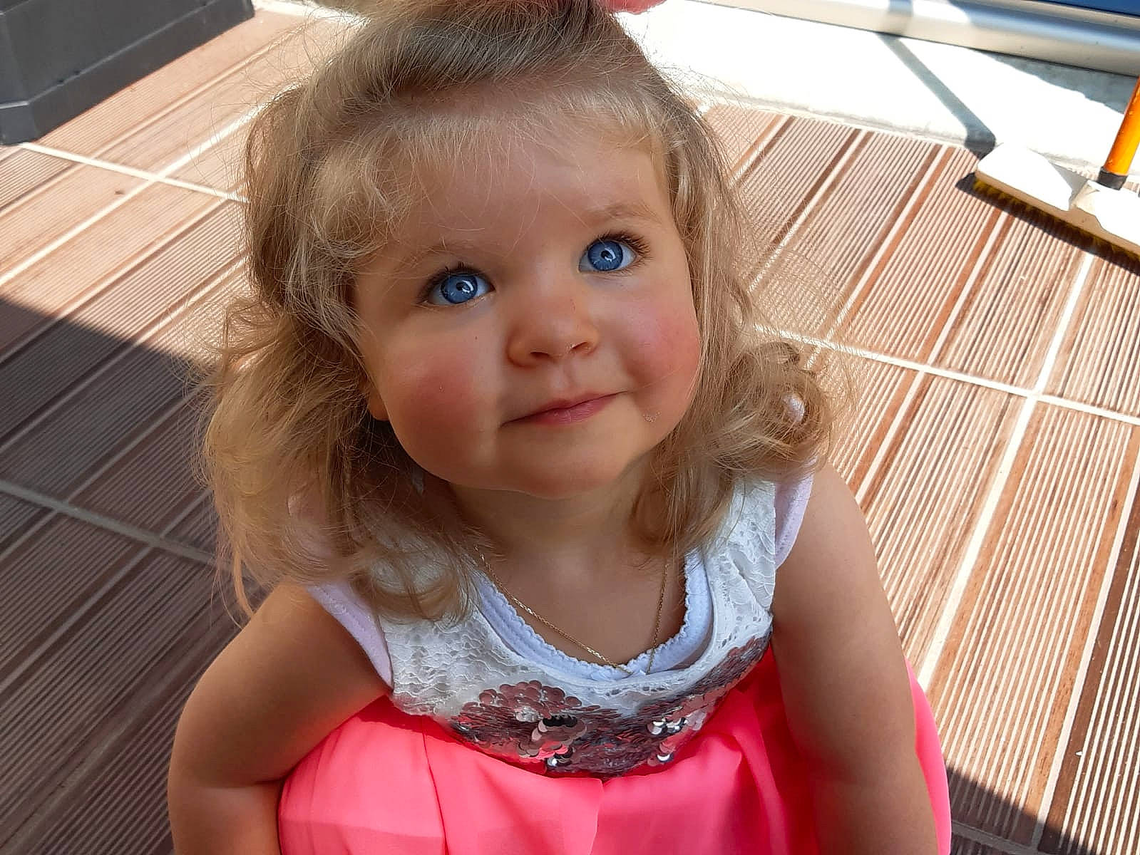 Bella participe au concours pour gagner de l'argent avec cette photo : blond, brown_hair, cheek, child, child_model, eye, face, hair, head, iris, joy, neck, person, skin, smile, toddler