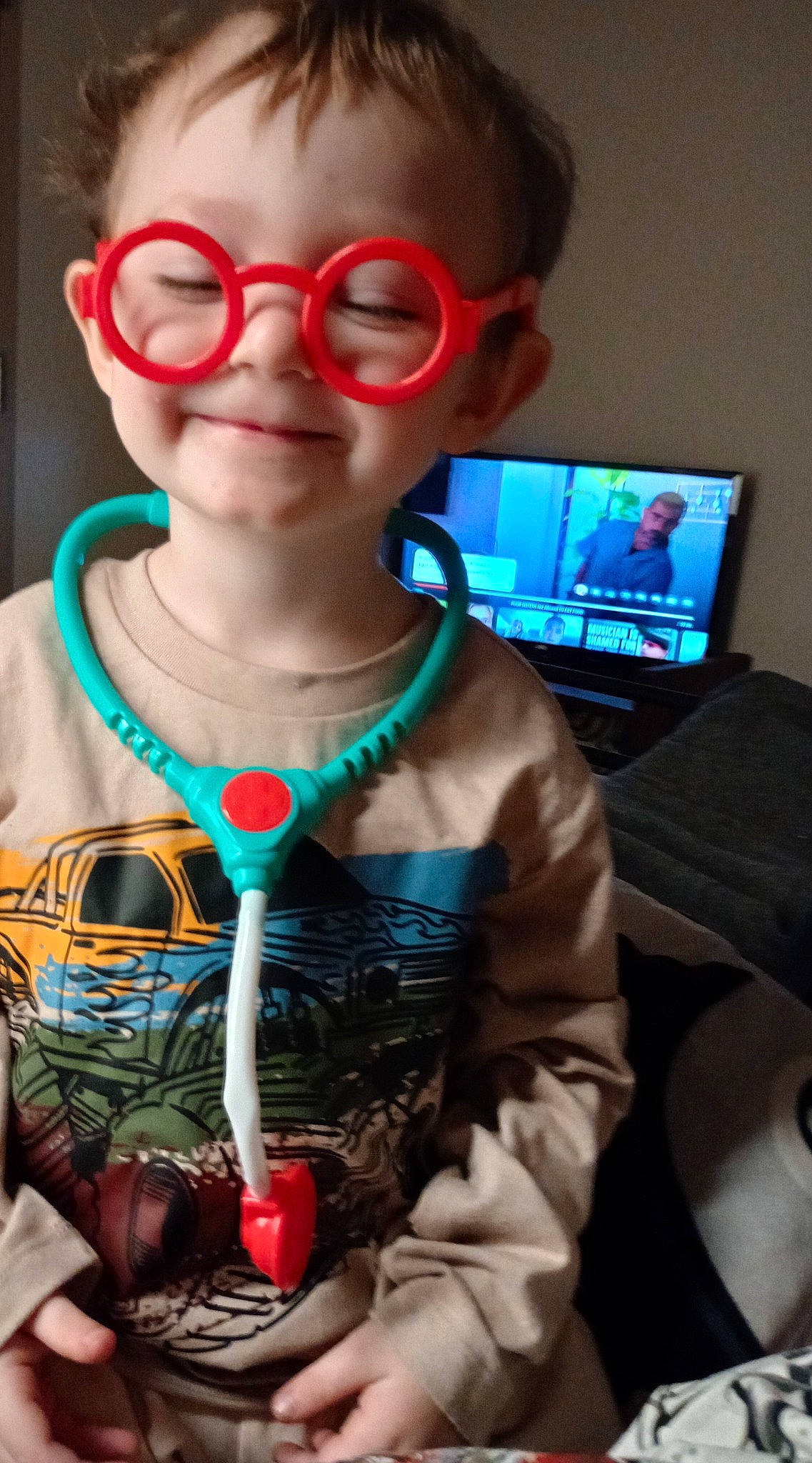 Jesiah is registered to the contest to win money with this photo: audio_equipment, beauty, cool, dress, electric_blue, electronic_device, eyewear, face, finger, fun, gadget, glasses, hairstyle, happy, joy, neck, organ, person, personal_protective_equipment, smile