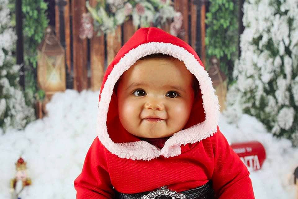 Paola participe au concours pour gagner de l'argent avec cette photo : baby, cap, event, eye, face, facial_expression, freezing, happy, headgear, headwear, human_body, jacket, joy, leisure, lip, person, santa_claus, smile, snow, toddler