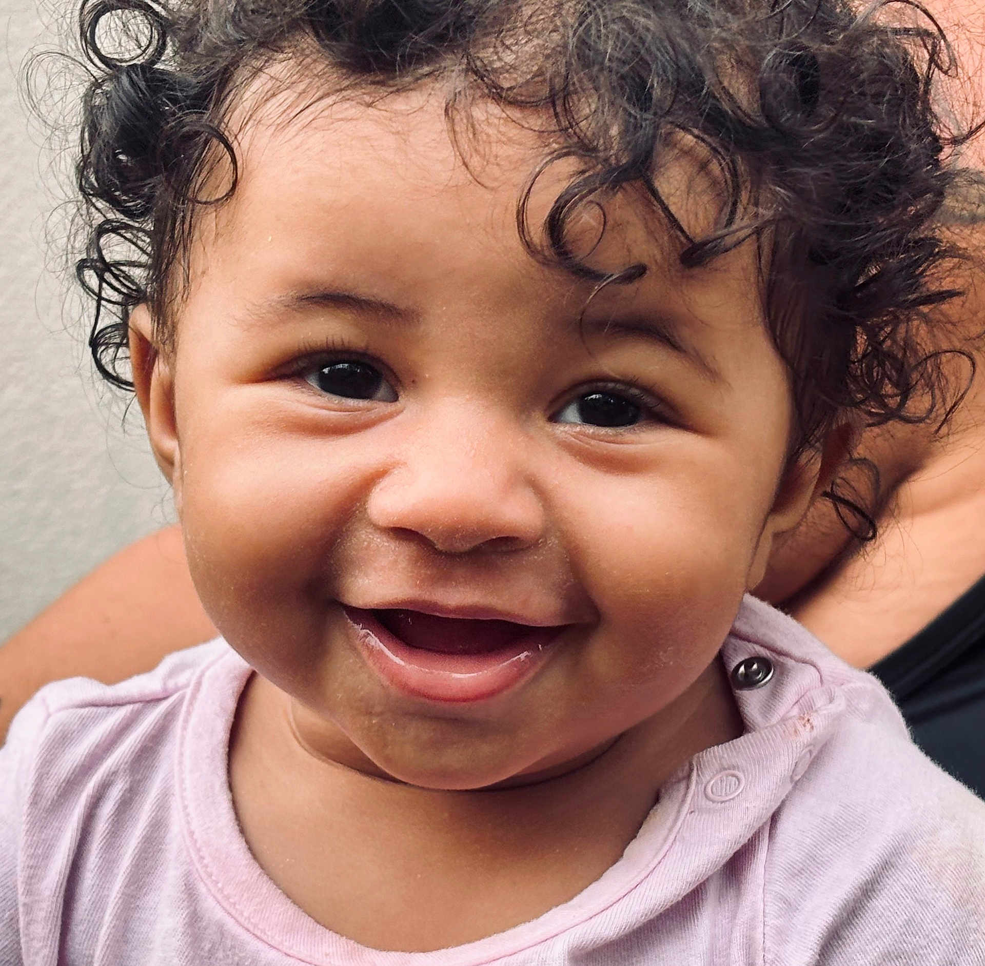 Jahyana participe au concours pour gagner de l'argent avec cette photo : baby, smiling, curly_hair, face, closeup, child, person, joyful, happy, skin, eyes, mouth, clothing, infant, cute, portrait, expression, young, toddler, apparel