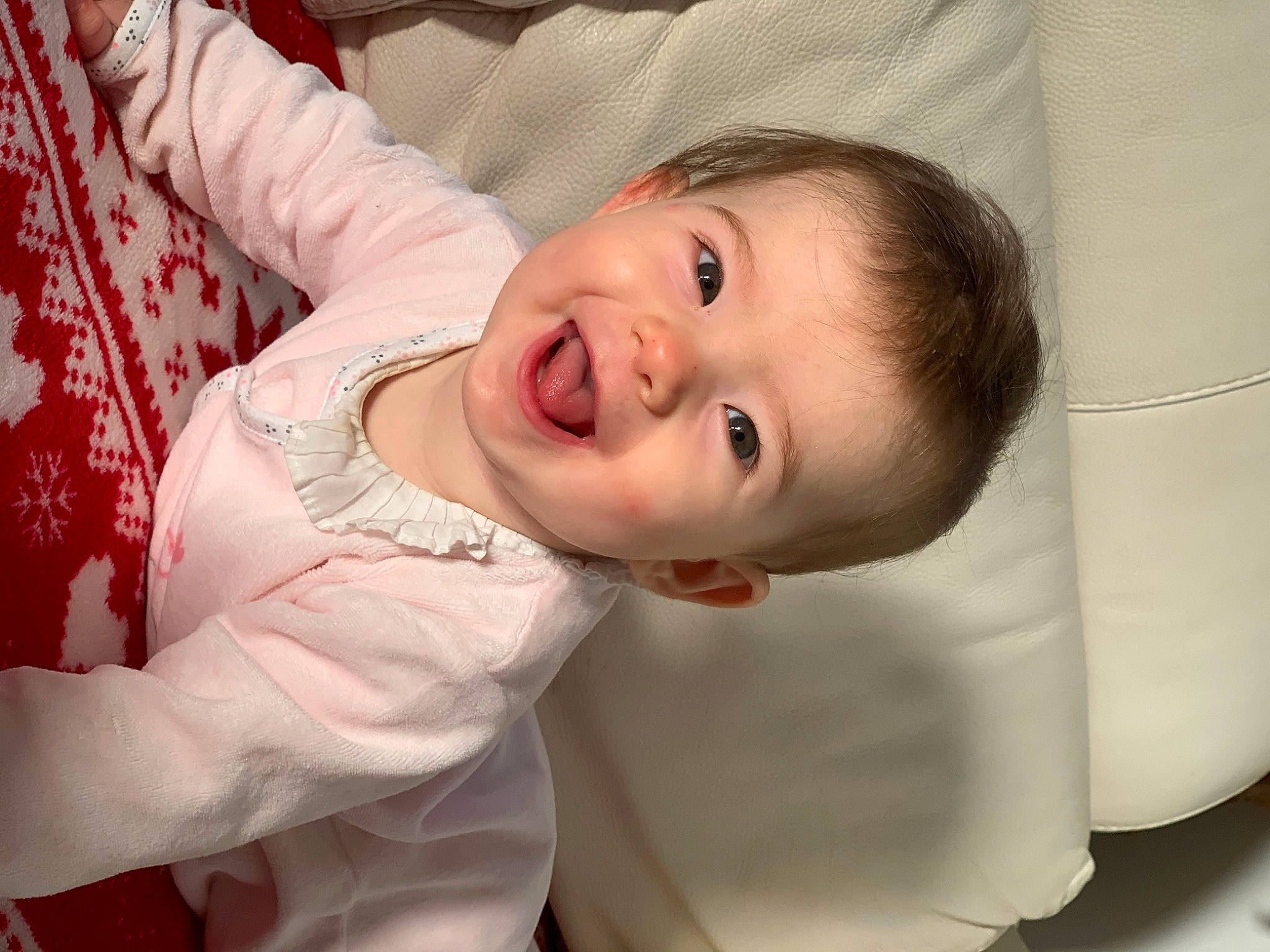 Ambre participe au concours pour gagner de l'argent avec cette photo : baby, baby_toddler_clothing, cheek, chin, comfort, eye, eyebrow, gesture, hair, happy, head, iris, lip, mouth, nose, person, skin, sleeve, smile, toddler