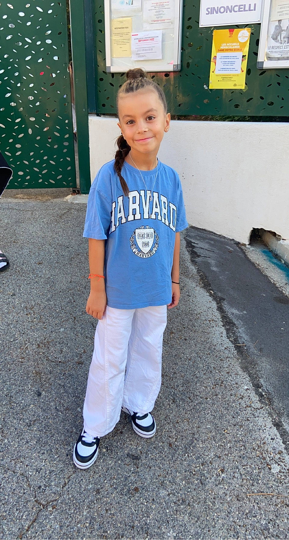 Angelina a rejoint le concours — aidez-le/la à gagner de superbes lots ! asphalt, child, denim, electric_blue, fun, jersey, joint, joy, knee, leisure, neck, pattern, person, recreation, sleeve, smile, sportswear, standing, sweatpant, t_shirt