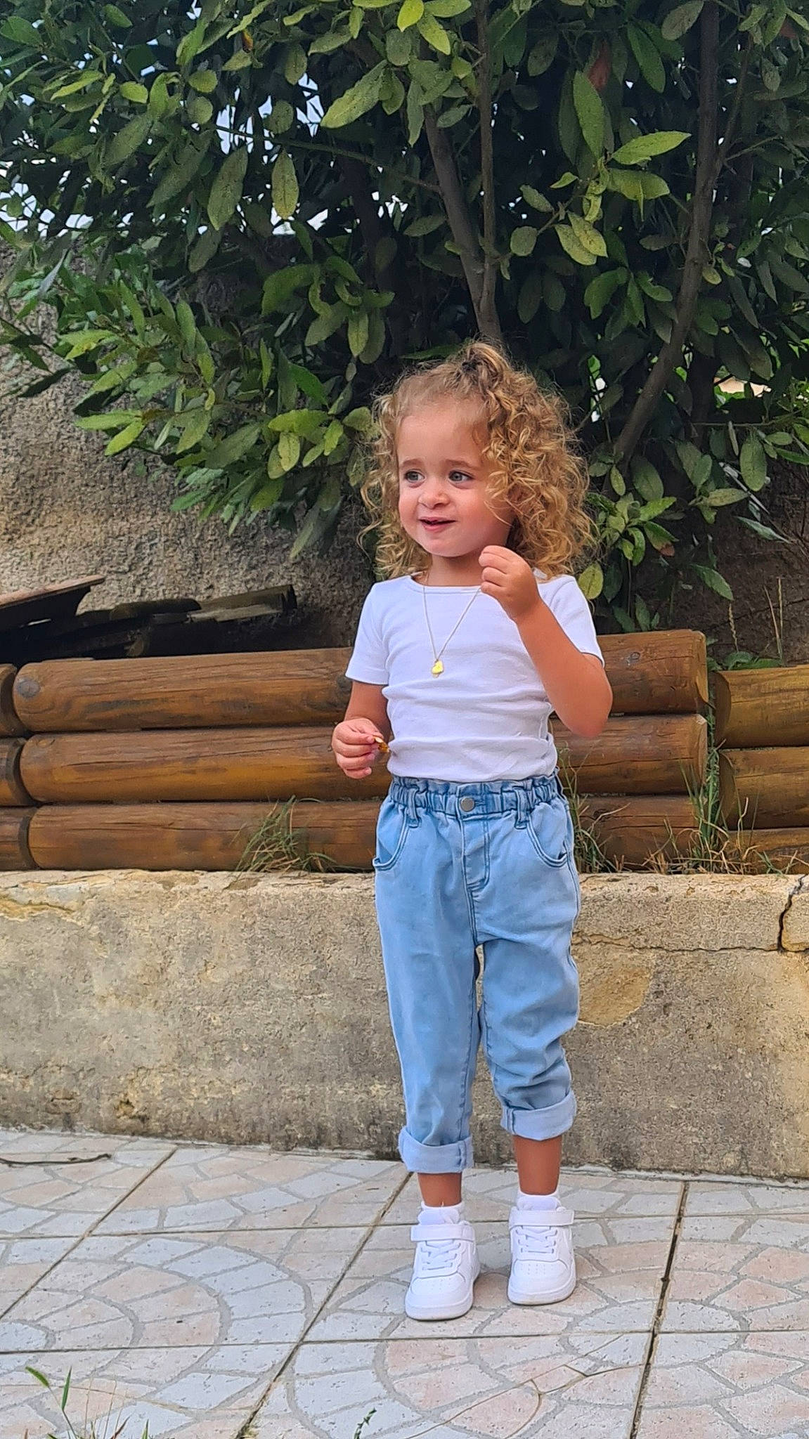 Lyah participe au concours pour gagner de l'argent avec cette photo : azure, clothing, cool, denim, facial_expression, grass, hair, hairstyle, happy, jeans, knee, leg, leisure, morning, people_in_nature, person, shoulder, standing, thigh, waist