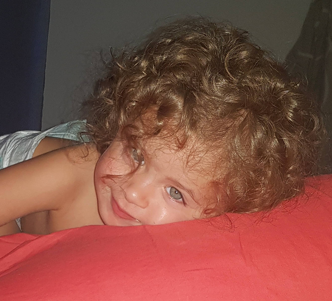 Lyah a rejoint le concours — aidez-le/la à gagner de superbes lots ! blond, brown_hair, cheek, chest, child, comfort, ear, elbow, eyelash, finger, gesture, happy, iris, lip, mouth, neck, nose, person, skin, thumb