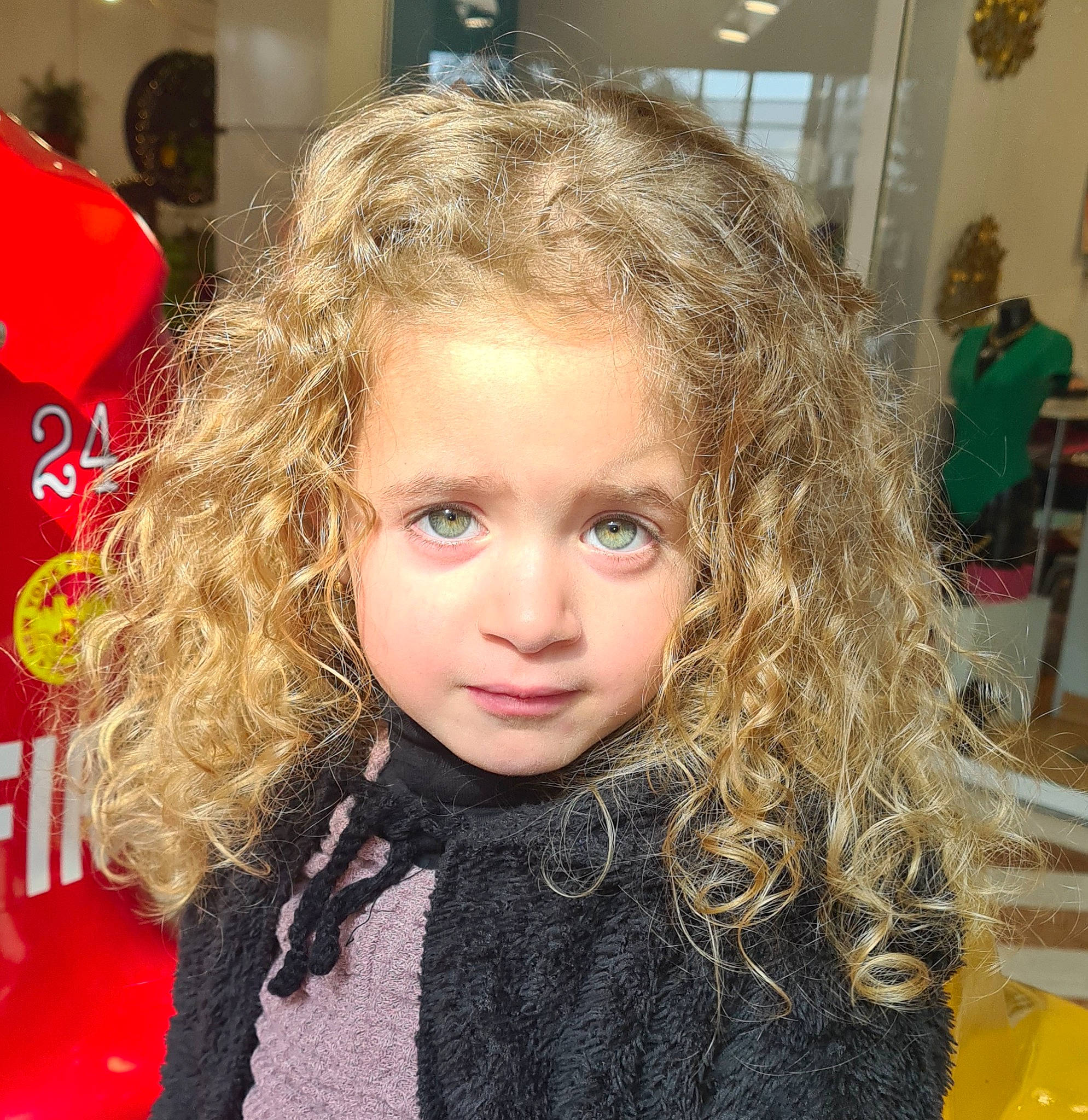 Lyah participe au concours pour gagner de l'argent avec cette photo : beauty, blond, chair, cheek, chin, ear, eyebrow, eyelash, facial_expression, forehead, fun, happy, iris, lip, long_hair, mouth, nose, person, ringlet, skin