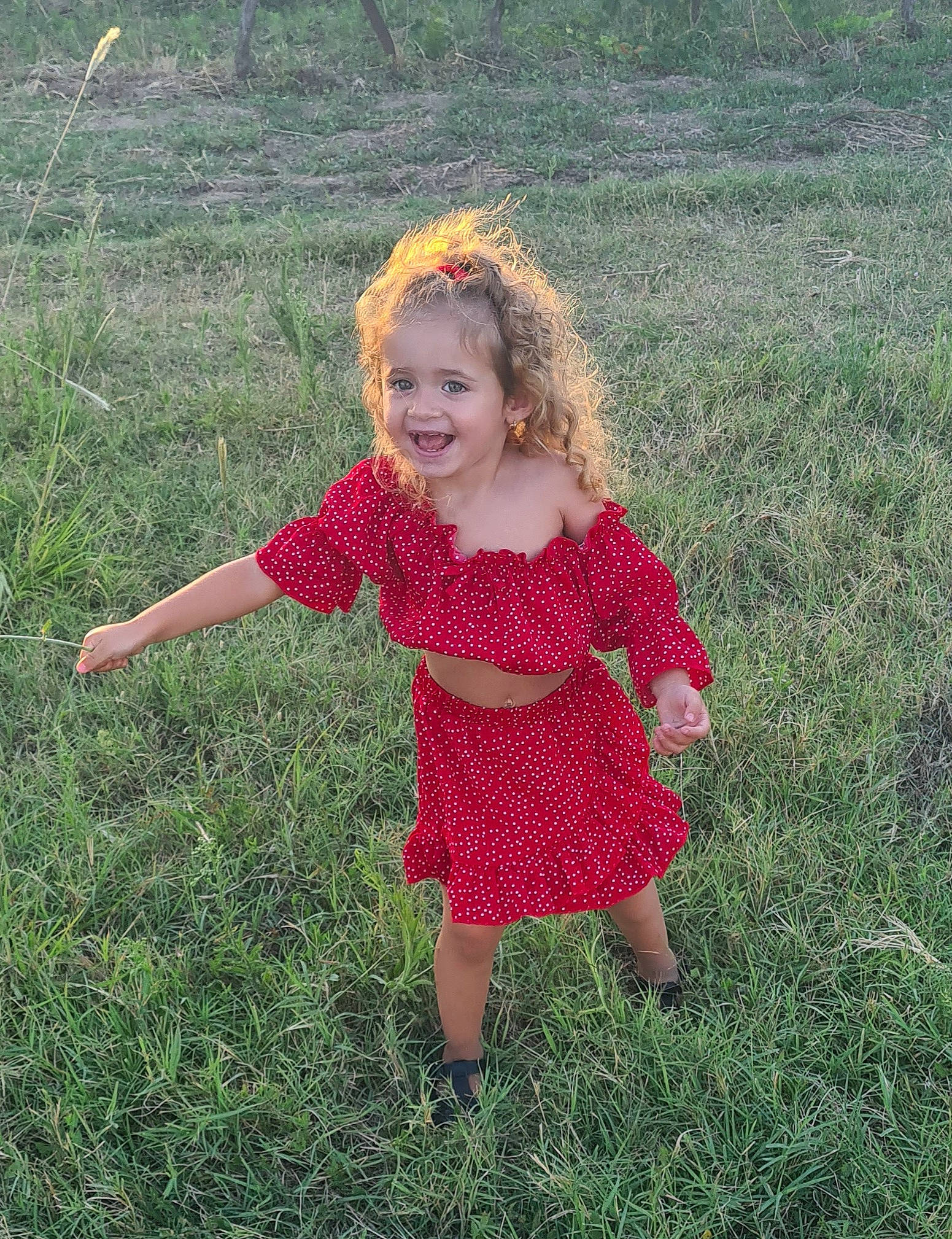 Lyah participe au concours pour gagner de l'argent avec cette photo : baby_toddler_clothing, fun, grass, grass_family, grassland, happy, joy, lawn, leaf, magenta, mammal, meadow, natural_environment, pattern, people_in_nature, person, plant, prairie, recreation, smile