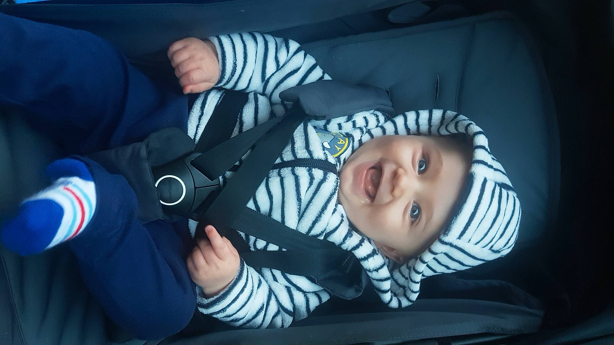 Milio participe au concours pour gagner de l'argent avec cette photo : auto_part, baby, baby_carriage, baby_toddler_clothing, car_seat, child, comfort, elbow, electric_blue, finger, flash_photography, fun, gesture, happy, headwear, joy, person, sitting, smile, thumb