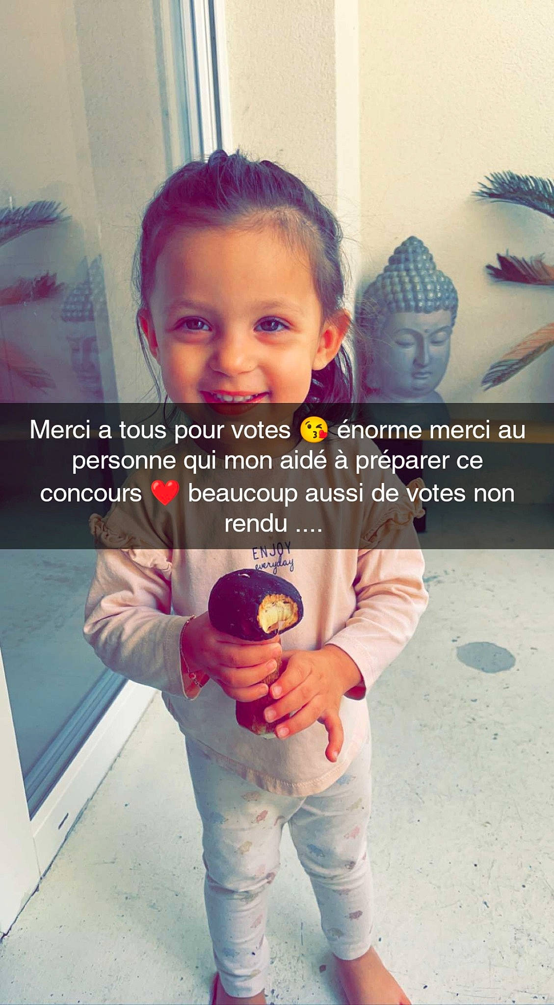 Nayla a rejoint le concours — aidez-le/la à gagner de superbes lots ! arm, baby_toddler_clothing, child, cool, facial_expression, finger, font, fun, gesture, hairstyle, happy, joy, person, photo_caption, product, shoulder, skin, sleeve, smile, standing