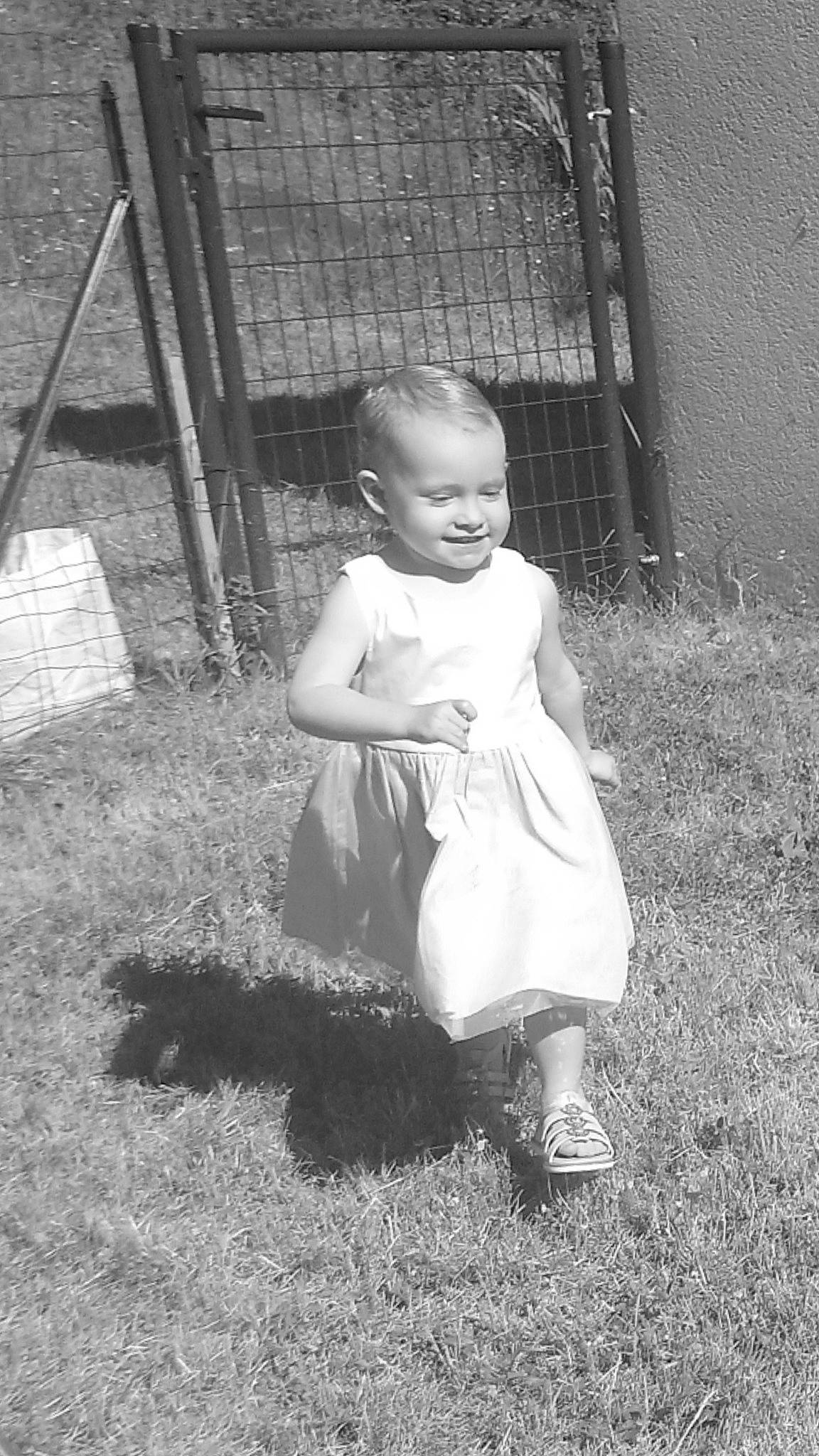 Inaya a rejoint le concours — aidez-le/la à gagner de superbes lots ! black_and_white, child, family, grass, joy, monochrome, monochrome_photography, people, person, photograph, photography, play, smile, snapshot, standing, style, toddler, white
