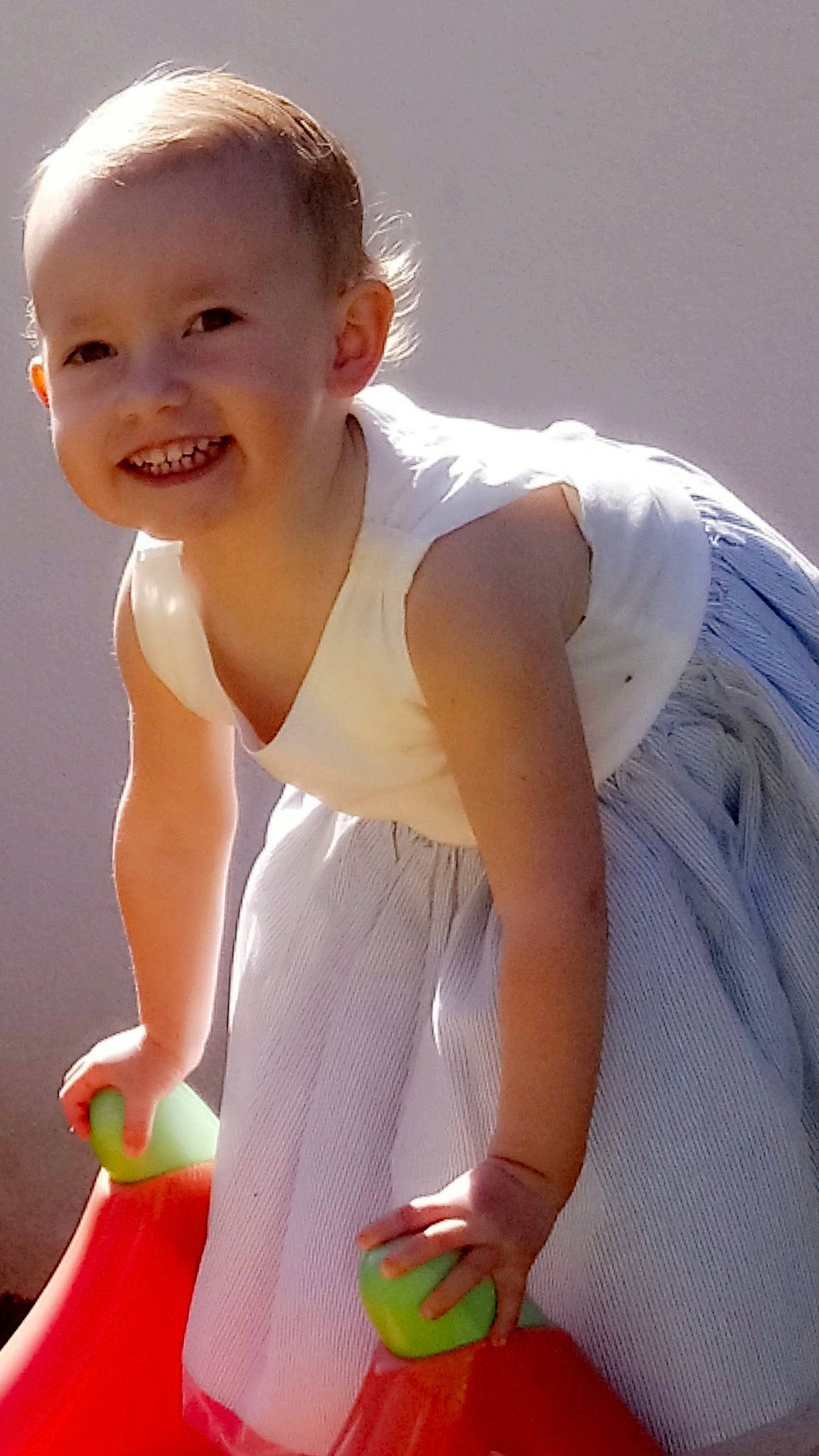 Inaya participe au concours pour gagner de l'argent avec cette photo : baby, child, joy, person, play, smile, toddler