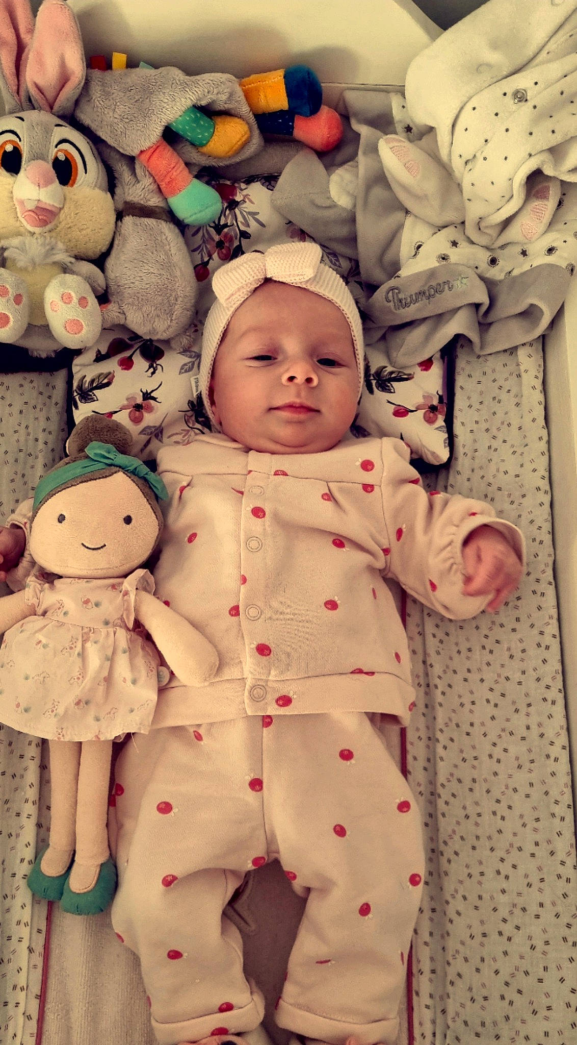 Livia a rejoint le concours — aidez-le/la à gagner de superbes lots ! baby, baby_sleeping, baby_toddler_clothing, cheek, child, design, facial_expression, happy, head, headwear, mammal, pattern, person, pink, plush, product, skin, sleeve, stuffed_toy, textile