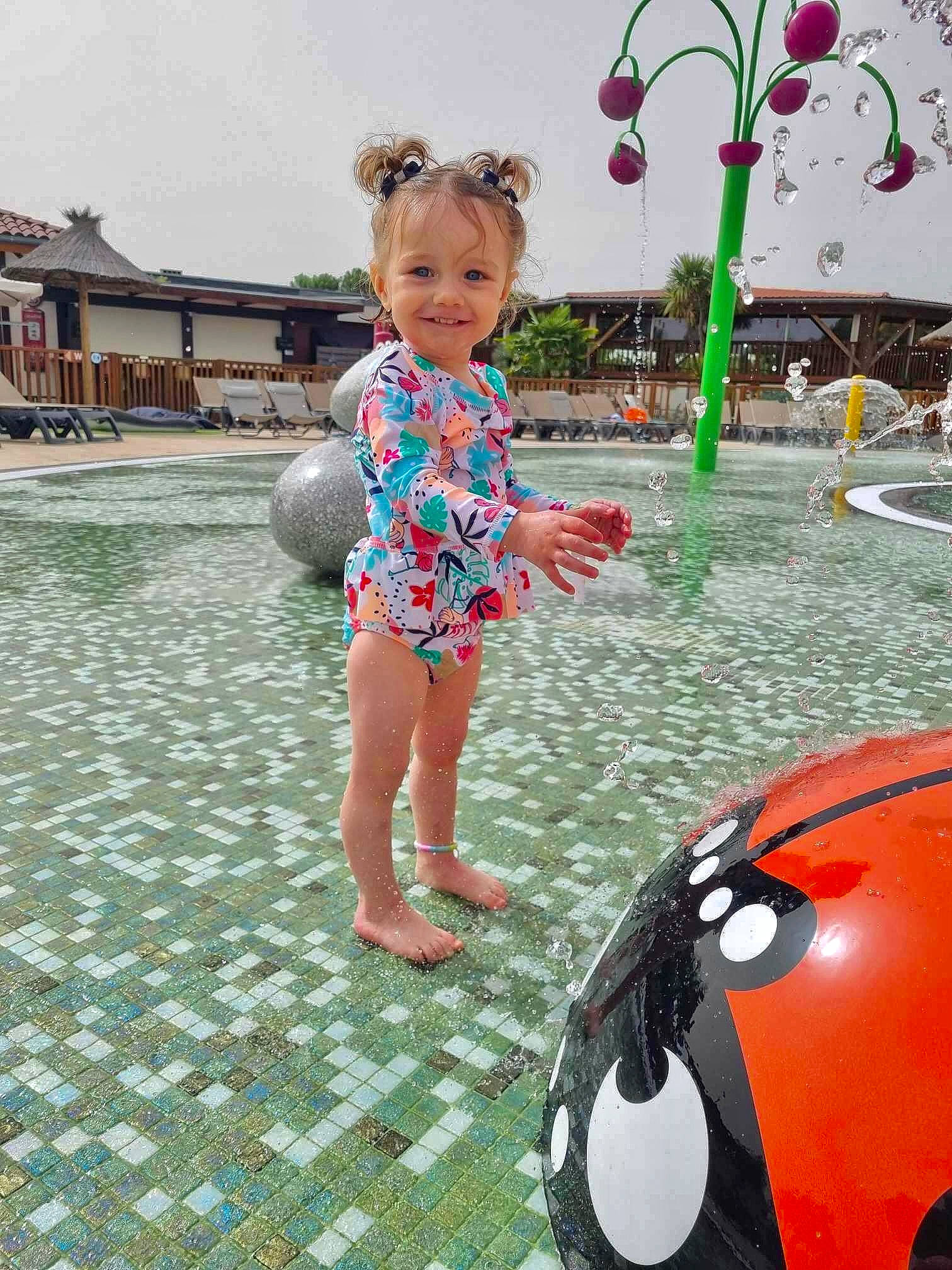 Livia a rejoint le concours — aidez-le/la à gagner de superbes lots ! automotive_exterior, ball, carmine, child, competition_event, flooring, football, fun, grass, happy, joy, leisure, people_in_nature, person, personal_protective_equipment, play, recreation, sky, soccer_ball, sports_gear