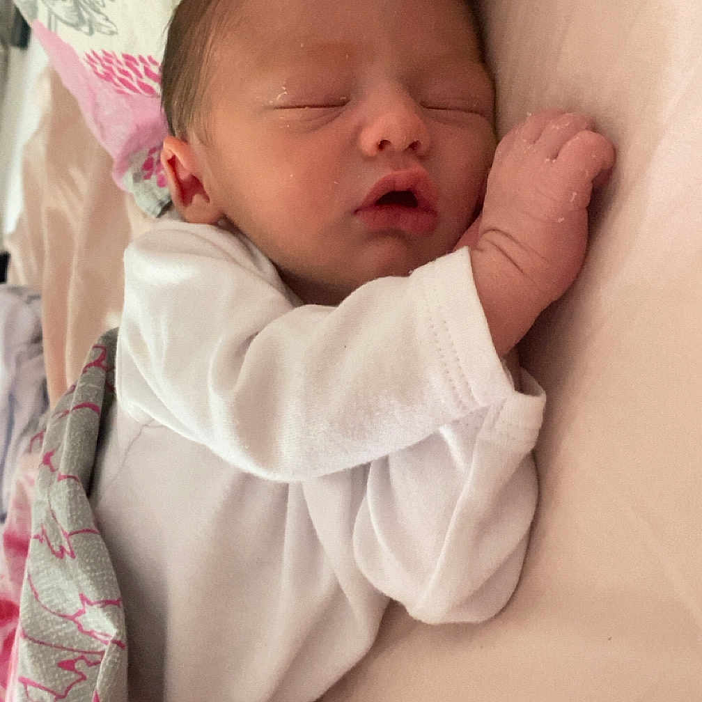 Aylan participe au concours pour gagner de l'argent avec cette photo : baby, bed, blanket, child, cute, face, floral, hand, indoors, infant, newborn, peaceful, pillow, portrait, resting, skin, sleeping, soft, white_clothing, young