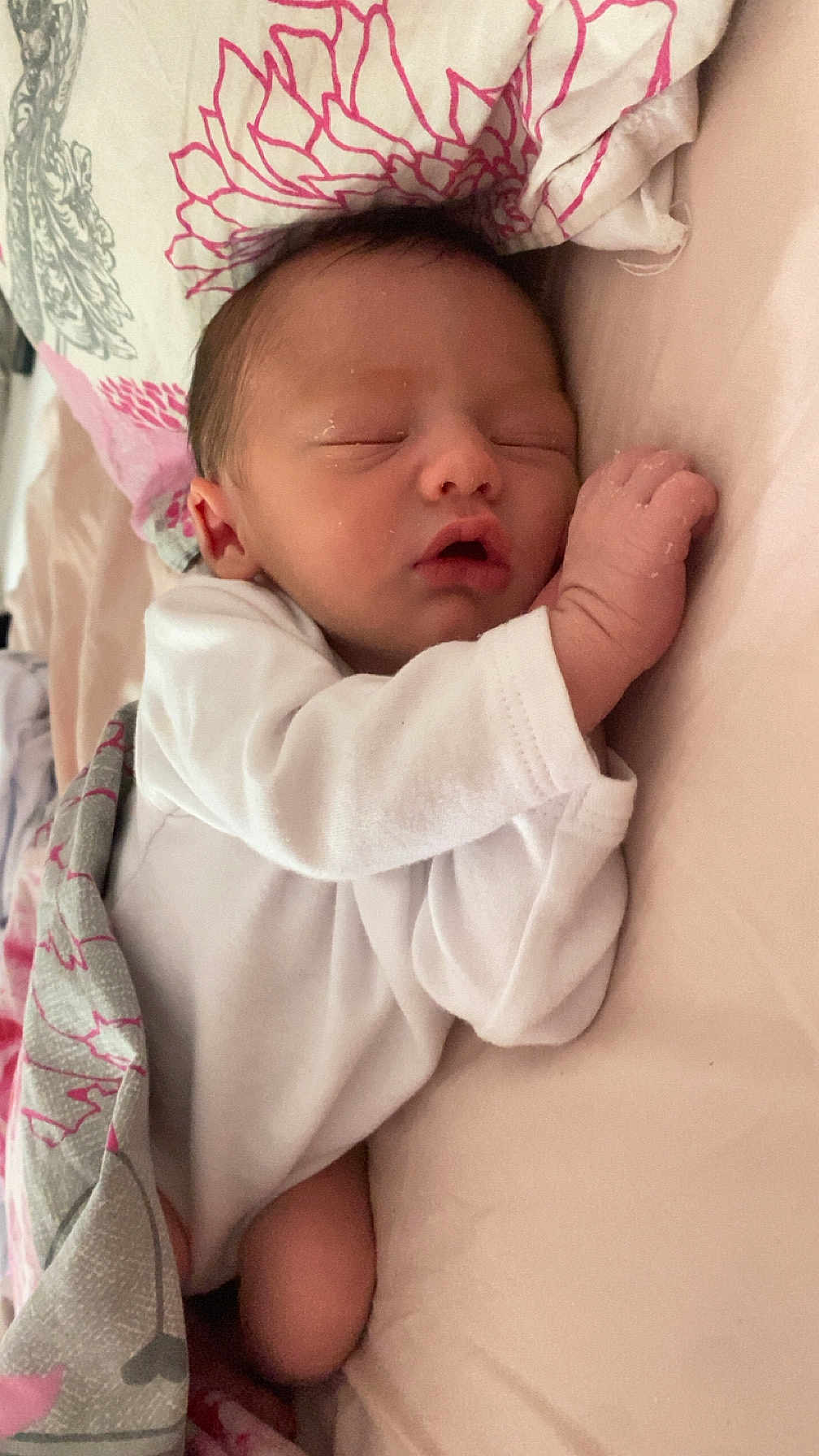 Aylan participe au concours pour gagner de l'argent avec cette photo : newborn, baby, sleeping, infant, blanket, bed, pillow, floral, peaceful, cute, child, soft, resting, white_clothing, skin, hand, face, indoors, portrait, young
