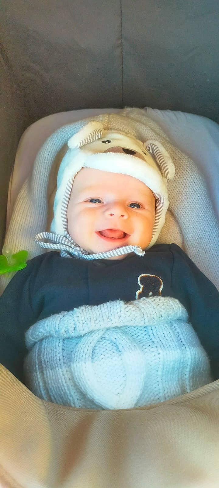 Timéo a rejoint le concours — aidez-le/la à gagner de superbes lots ! baby, baby_carriage, baby_in_car_seat, baby_toddler_clothing, beauty, car_seat, cheek, child, comfort, eye, happy, headwear, iris, nose, outerwear, person, product, seat_belt, skin, smile