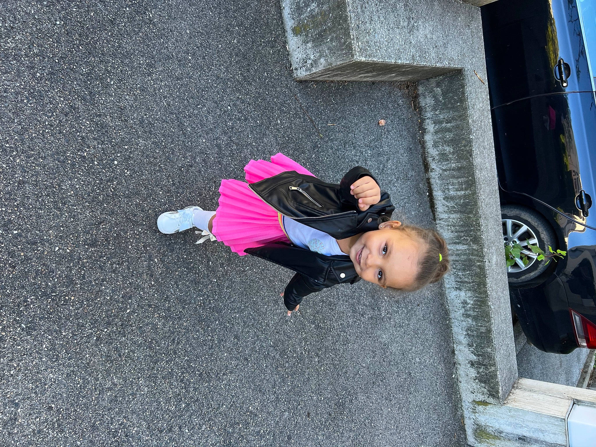 Nalicia participe au concours pour gagner de l'argent avec cette photo : asphalt, automotive_exterior, automotive_tire, bumper, car, city, concrete, family_car, hood, joy, leisure, motor_vehicle, person, recreation, road_surface, sidewalk, street, tire, toddler, tree