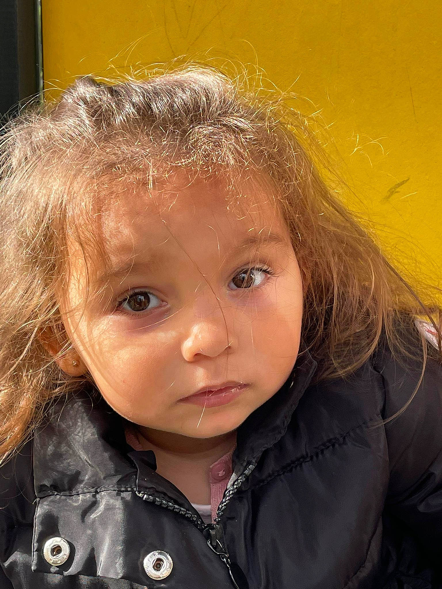 Nalicia participe au concours pour gagner de l'argent avec cette photo : brown_hair, cheek, child, chin, eyelash, flash_photography, forehead, fun, happy, human_body, iris, jacket, lip, nose, outerwear, person, skin, sleeve, toddler, window