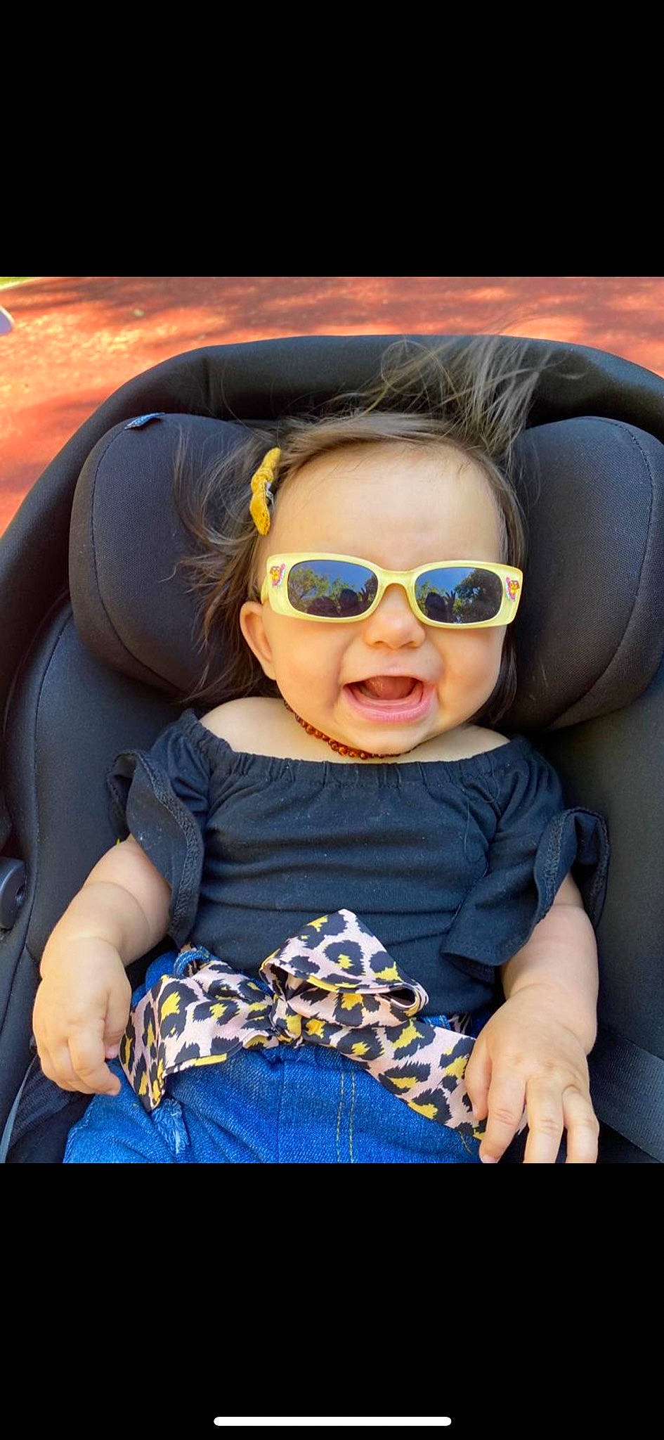 Nalicia participe au concours pour gagner de l'argent avec cette photo : baby_toddler_clothing, car_seat, car_seat_cover, child, comfort, cool, eyewear, finger, goggles, hand, head_restraint, lap, person, shoe, sitting, sunglasses, thumb, toddler, tongue, vision_care