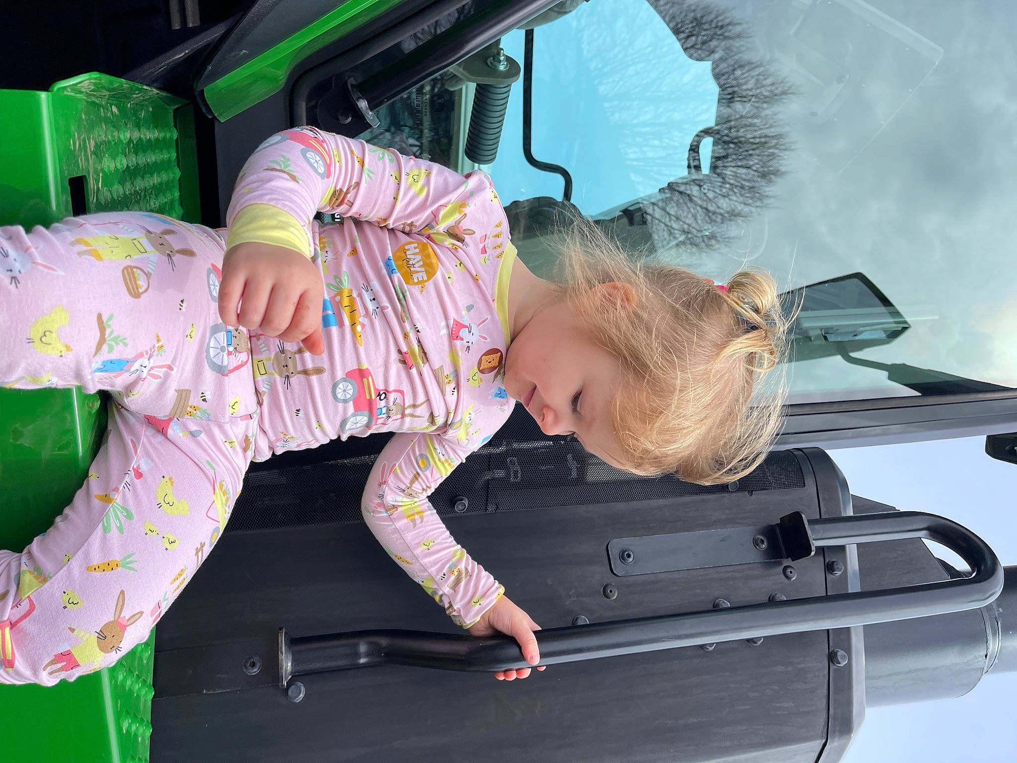 Oakley is registered to the contest to win money with this photo: auto_part, automotive_design, automotive_exterior, automotive_window_part, baby_toddler_clothing, bumper, car, child, door, family_car, fun, hood, leisure, motor_vehicle, person, sunglasses, toddler, trunk, vehicle, vehicle_door