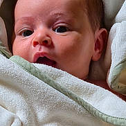 Ilina a rejoint le concours — aidez-le/la à gagner de superbes lots ! baby, infant, face, towel, wrapped, closeup, skin, head, eyes, mouth, newborn, soft, texture, blanket, indoors, portrait, cute, young, child, warm