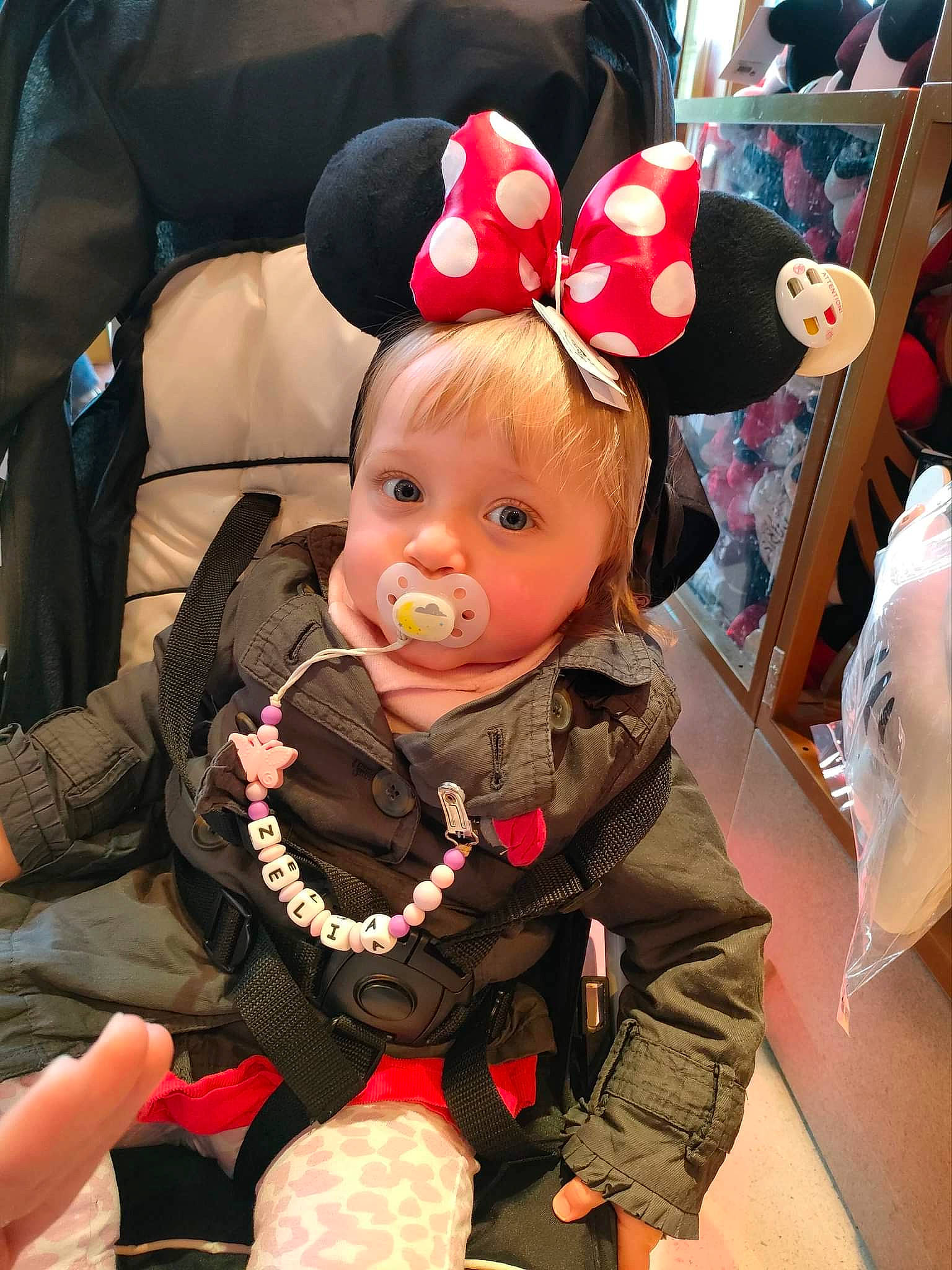 Zélia participe au concours pour gagner de l'argent avec cette photo : baby, baby_products, baby_toddler_clothing, cheek, child, costume, costume_hat, event, fashion_accessory, fun, happy, lap, party_hat, party_supply, person, pink, sitting, toddler, tradition, vacation