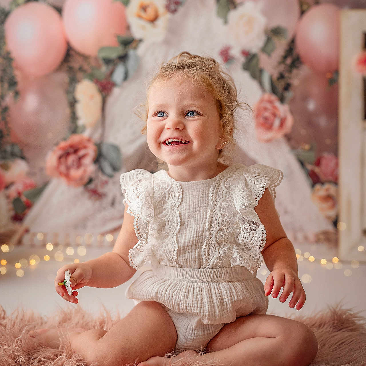 Giulia a rejoint le concours — aidez-le/la à gagner de superbes lots ! baby, babylaughing, balloon, blonde, bodypart, clothing, diaper, dress, face, finger, hair, hand, happy, head, laughing, person, photography, portrait, sitting, smile