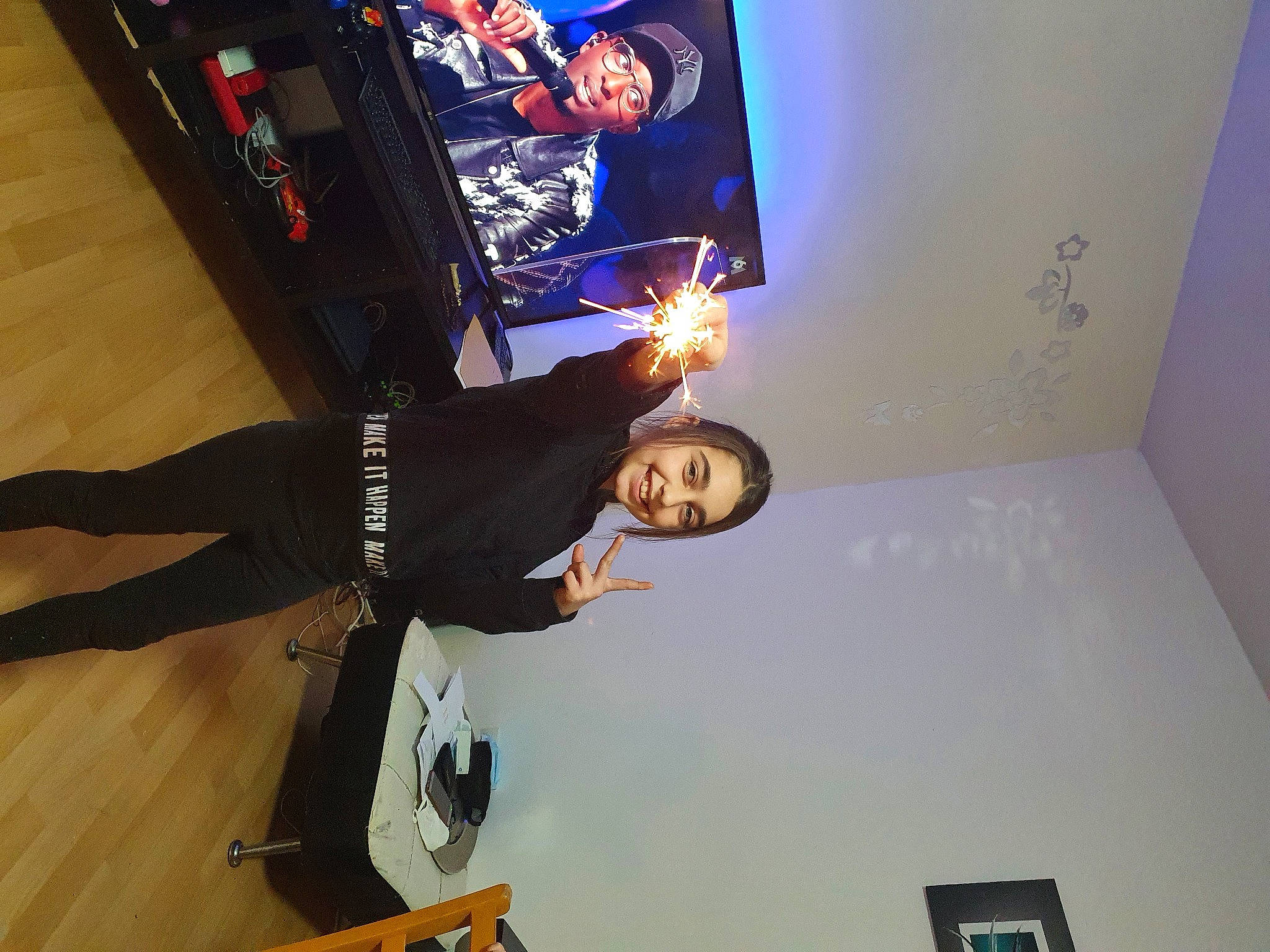 Amalia participe au concours pour gagner de l'argent avec cette photo : hardwood, headwear, joy, laminate_flooring, multimedia, person, wood_flooring