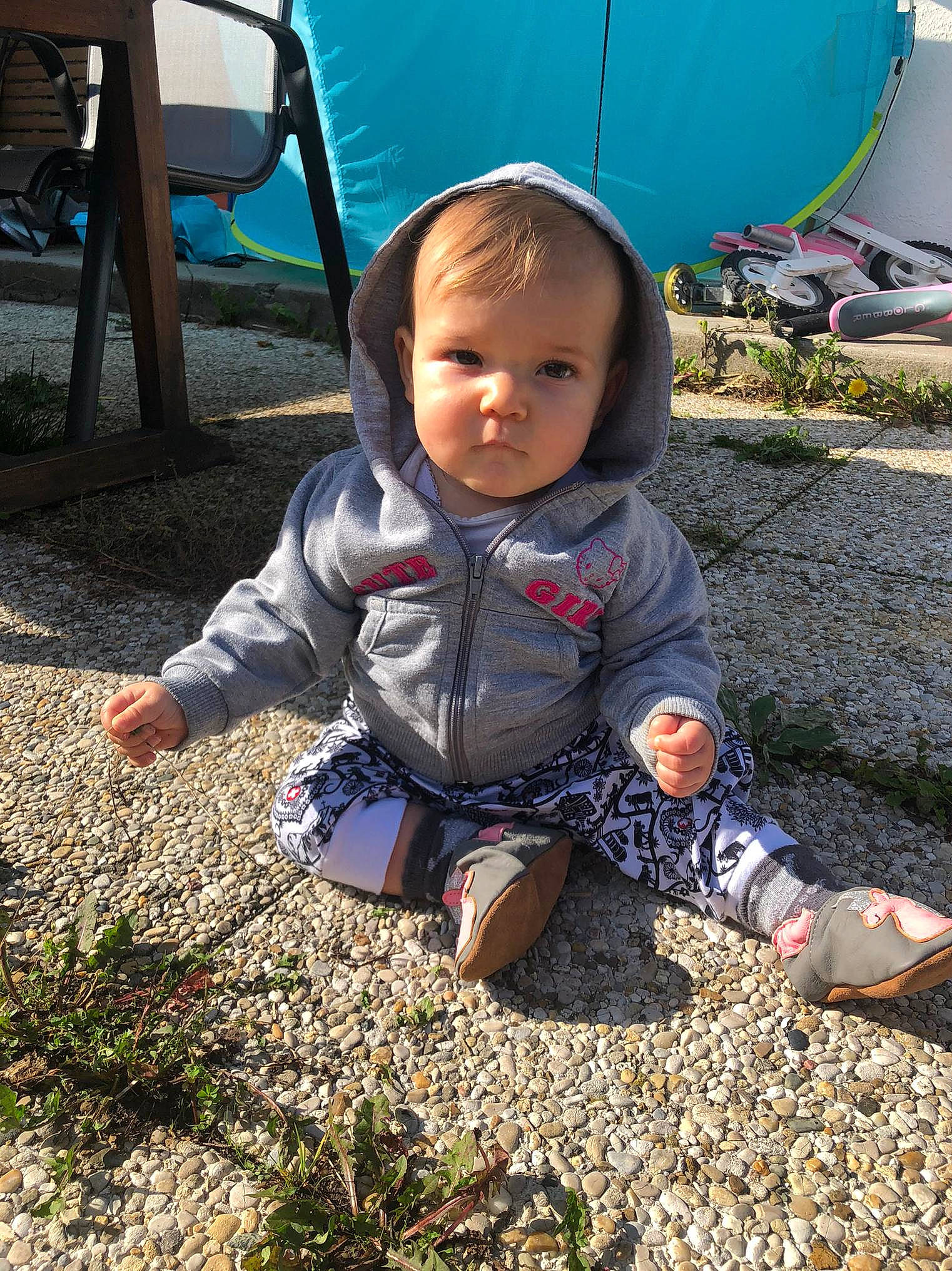 Hanae a rejoint le concours — aidez-le/la à gagner de superbes lots ! baby, cheek, child, leaf, person, plant, play, sitting, skin, smile, toddler, vacation