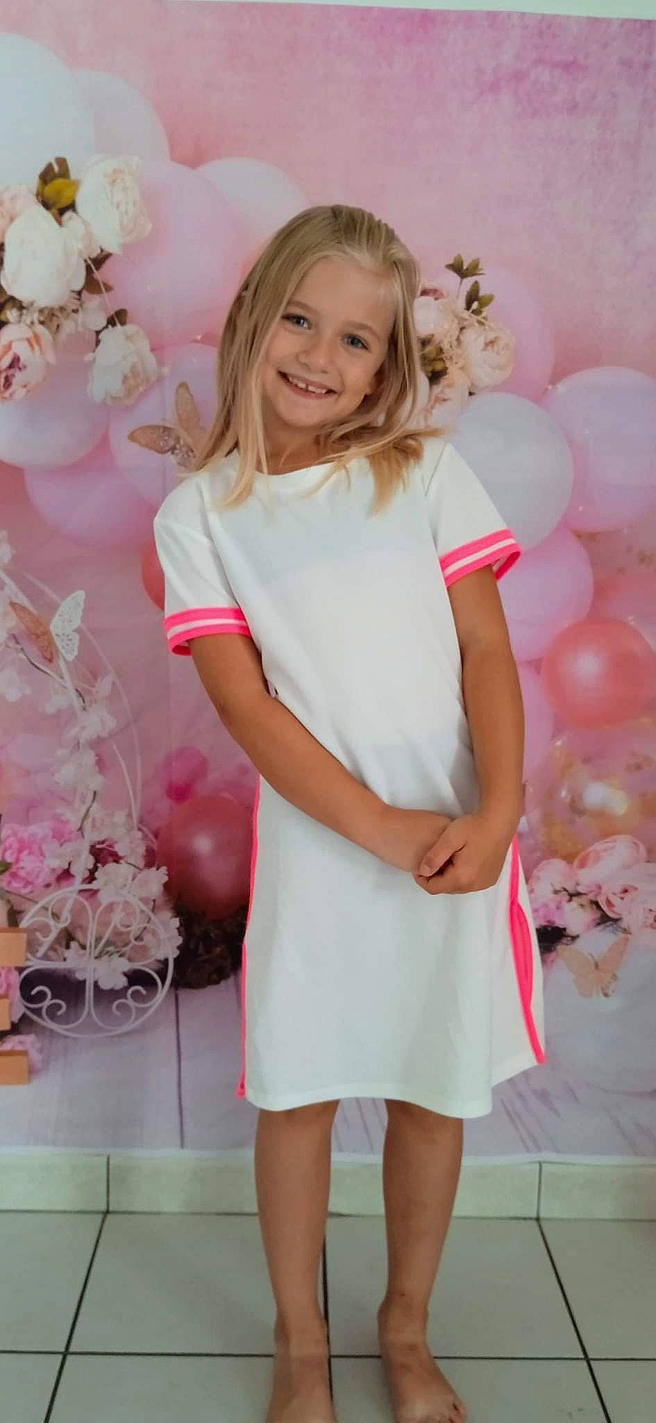 Kellya a rejoint le concours — aidez-le/la à gagner de superbes lots ! balloon, beauty, clothing, day_dress, dress, event, formal_wear, happy, joy, magenta, one_piece_garment, peach, person, petal, pink, plant, skin, sleeve, smile, textile