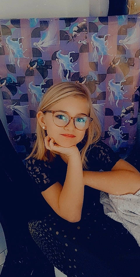 Kellya a rejoint le concours — aidez-le/la à gagner de superbes lots ! azure, cool, electric_blue, eye, eyelash, eyewear, finger, flash_photography, fun, gesture, hairstyle, happy, lip, long_hair, person, pink, purple, smile, violet, vision_care