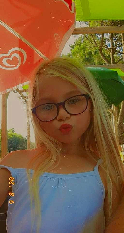 Kellya participe au concours pour gagner de l'argent avec cette photo : chin, cool, eyewear, fun, glasses, grass, happy, head, leisure, light, lip, long_hair, person, plant, shoulder, skin, summer, sunlight, tints_and_shades, tree