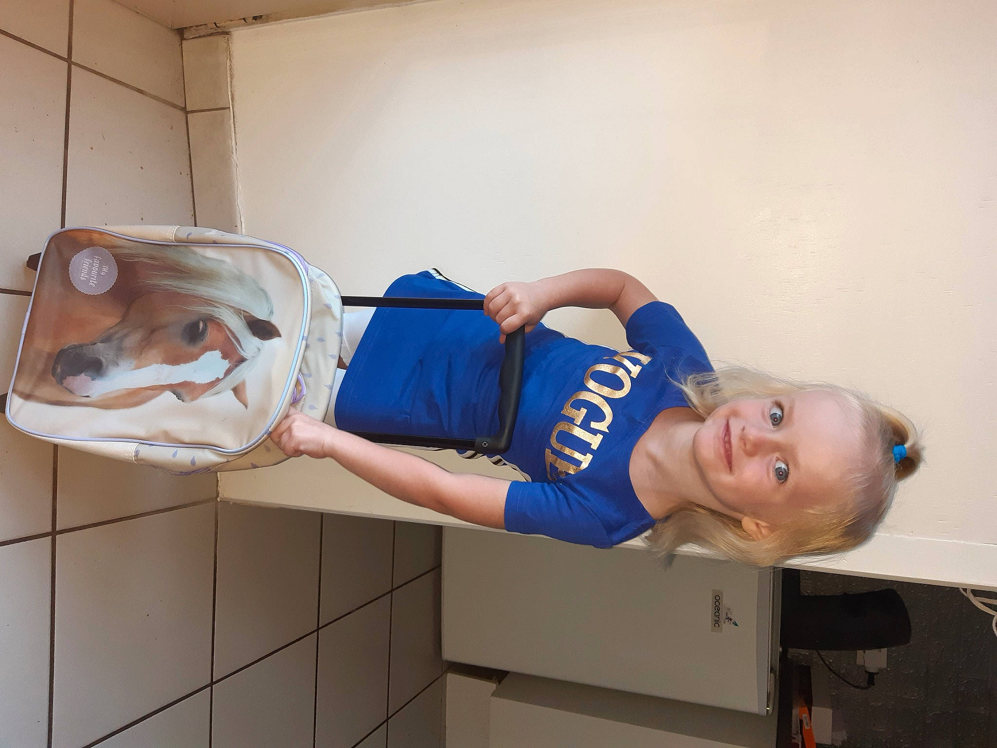 Alyssa participe au concours pour gagner de l'argent avec cette photo : comfort, elbow, electric_blue, fish, fun, hat, human_leg, joint, joy, knee, person, personal_protective_equipment, room, shorts, shoulder, smile, sportswear, t_shirt, thigh