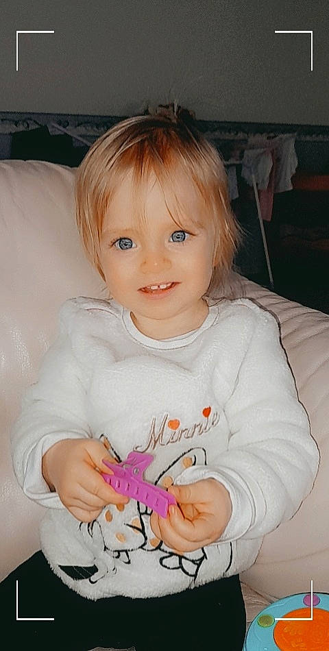 Lena participe au concours pour gagner de l'argent avec cette photo : baby, baby_toddler_clothing, beauty, cheek, child, comfort, couch, finger, gesture, happy, head, joy, lip, nose, person, pink, skin, sleeve, smile, t_shirt