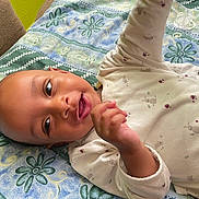 Shaneily participe au concours pour gagner de l'argent avec cette photo : baby, blanket, child, comfort, cute, expression, face, floral_pattern, hand, happy, head, indoors, infant, lying_down, onesie, patterned_clothing, playful, reaching, skin, smiling