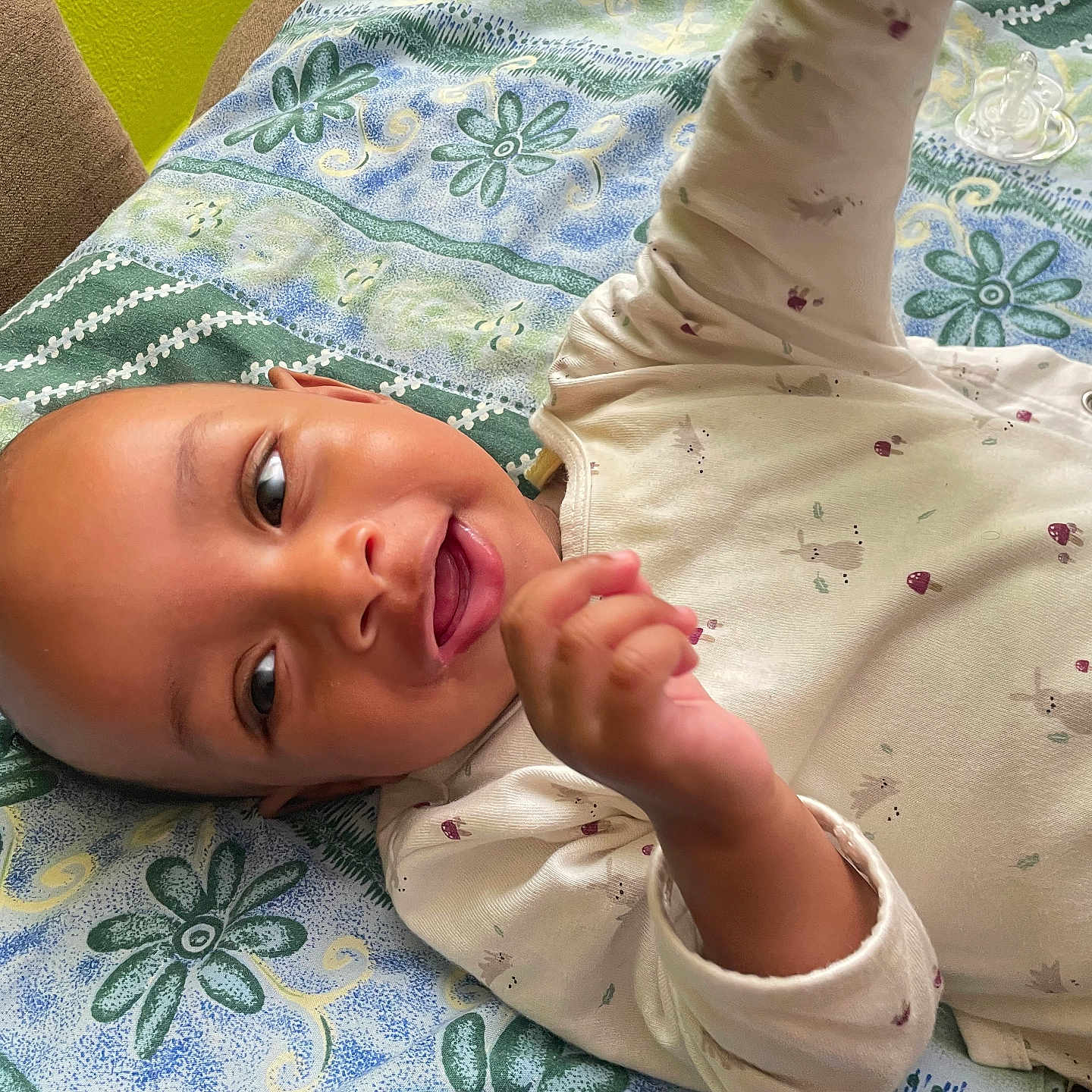 Shaneily participe au concours pour gagner de l'argent avec cette photo : baby, blanket, child, comfort, cute, expression, face, floral_pattern, hand, happy, head, indoors, infant, lying_down, onesie, patterned_clothing, playful, reaching, skin, smiling