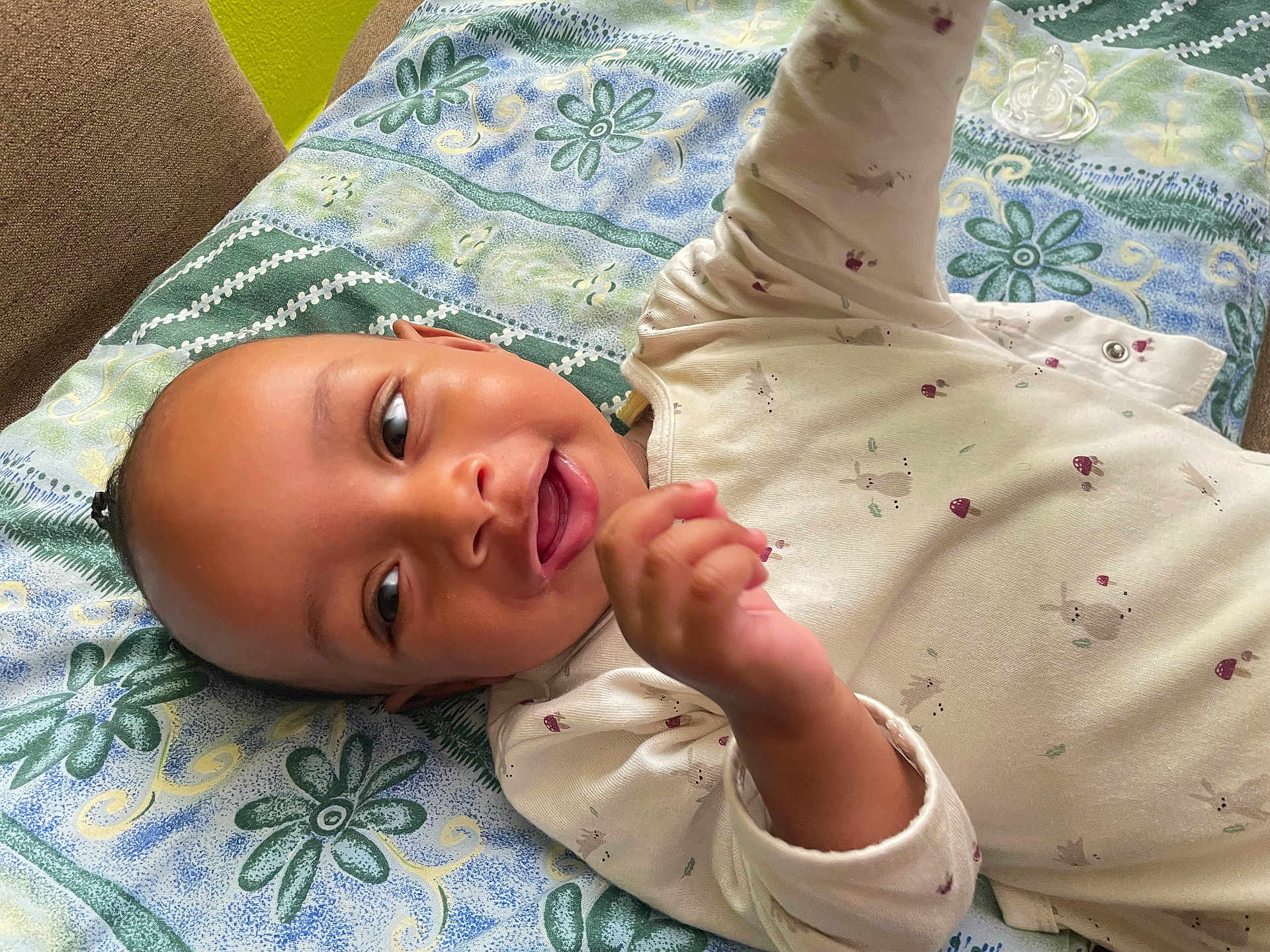 Shaneily participe au concours pour gagner de l'argent avec cette photo : baby, blanket, child, comfort, cute, expression, face, floral_pattern, hand, happy, head, indoors, infant, lying_down, onesie, patterned_clothing, playful, reaching, skin, smiling