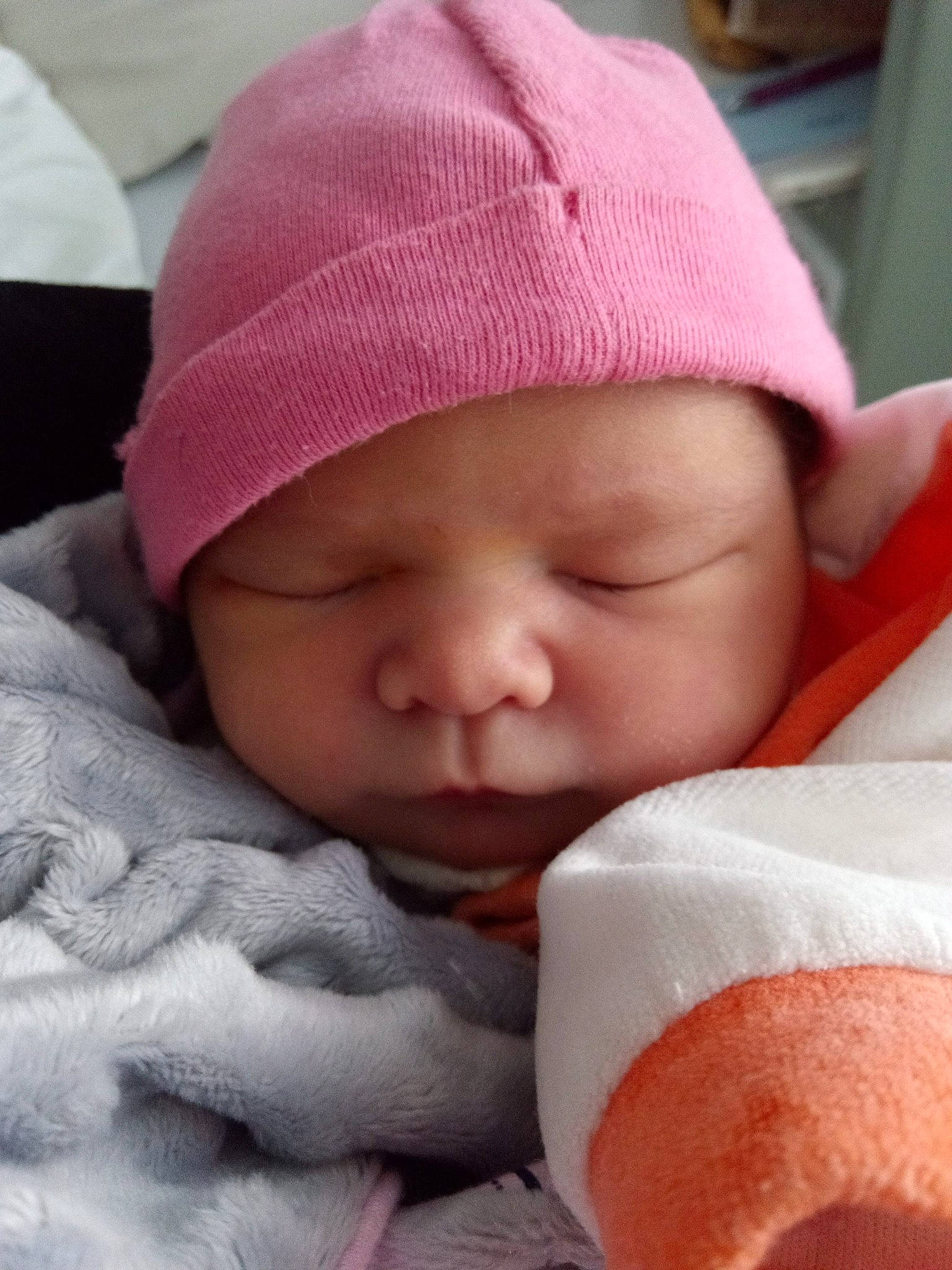 Séréna a rejoint le concours — aidez-le/la à gagner de superbes lots ! baby, baby_sleeping, baby_toddler_clothing, cap, cheek, chin, comfort, face, facial_expression, forehead, hand, head, headgear, headwear, lip, person, pink, product, skin, textile