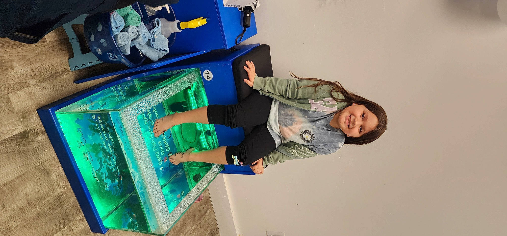 Camila is registered to the contest to win money with this photo: display_device, electric_blue, fun, games, glass, joy, leisure, machine, person, plastic, room, shelf, smile, t_shirt