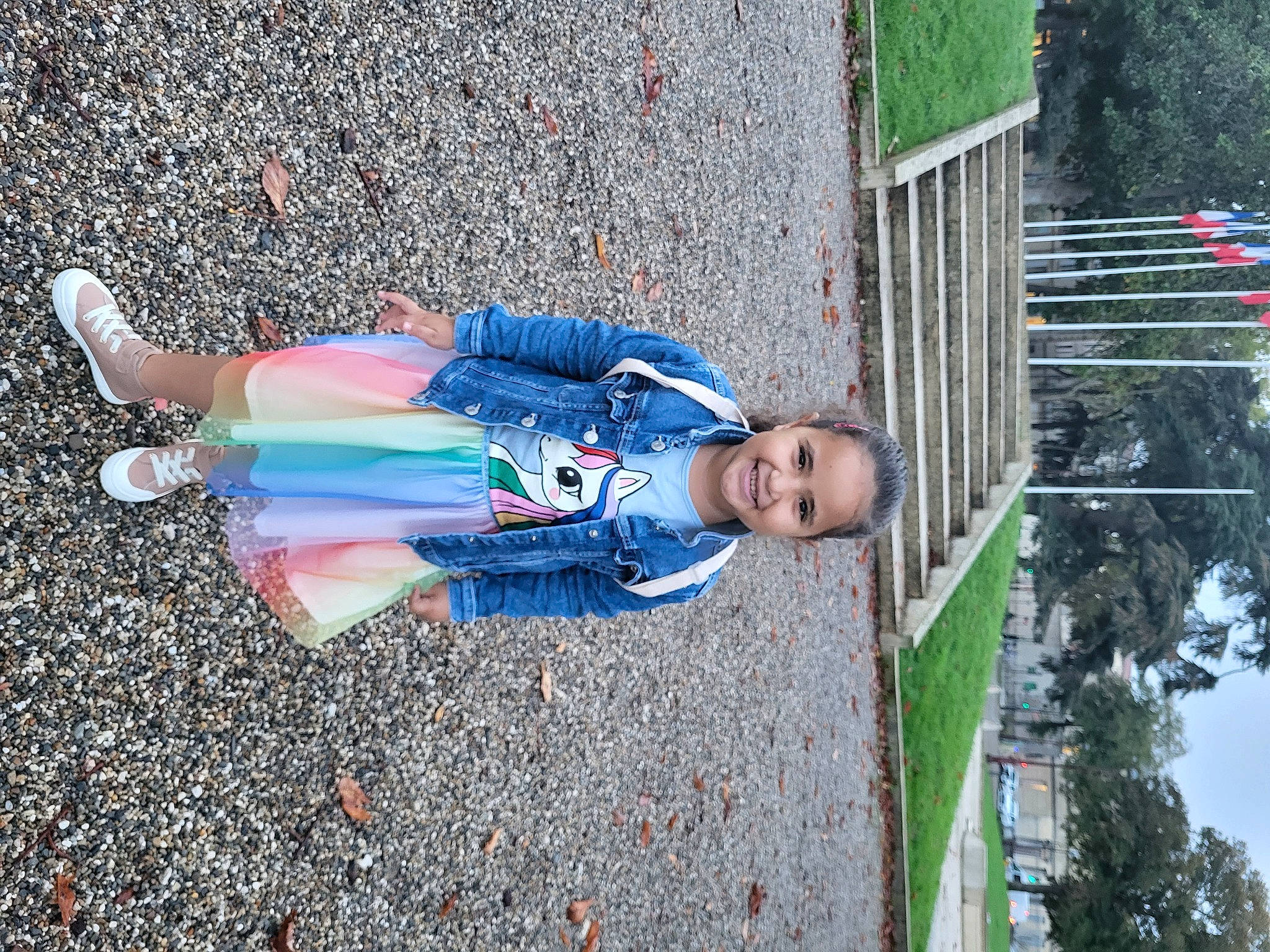 Kamelia a rejoint le concours — aidez-le/la à gagner de superbes lots ! asphalt, child, concrete, electric_blue, fun, grass, human_leg, joy, leaf, leisure, people_in_nature, person, plant, road_surface, shadow, sidewalk, smile, soil, tar, toddler