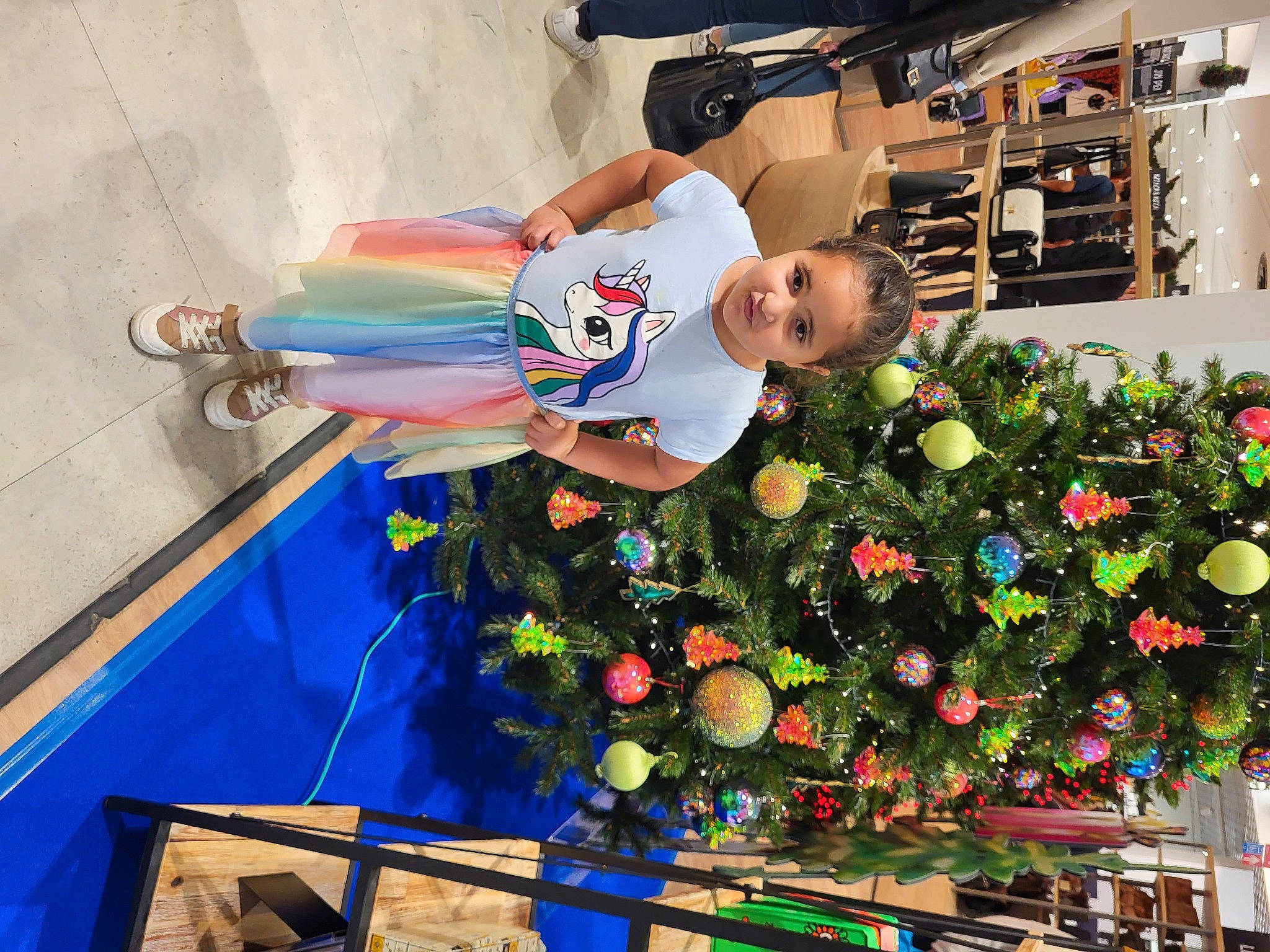 Kamelia participe au concours pour gagner de l'argent avec cette photo : child, christmas, christmas_decoration, christmas_eve, christmas_ornament, christmas_tree, conifer, event, fun, happy, holiday, holiday_ornament, leisure, ornament, person, play, smile, toddler, travel, tree