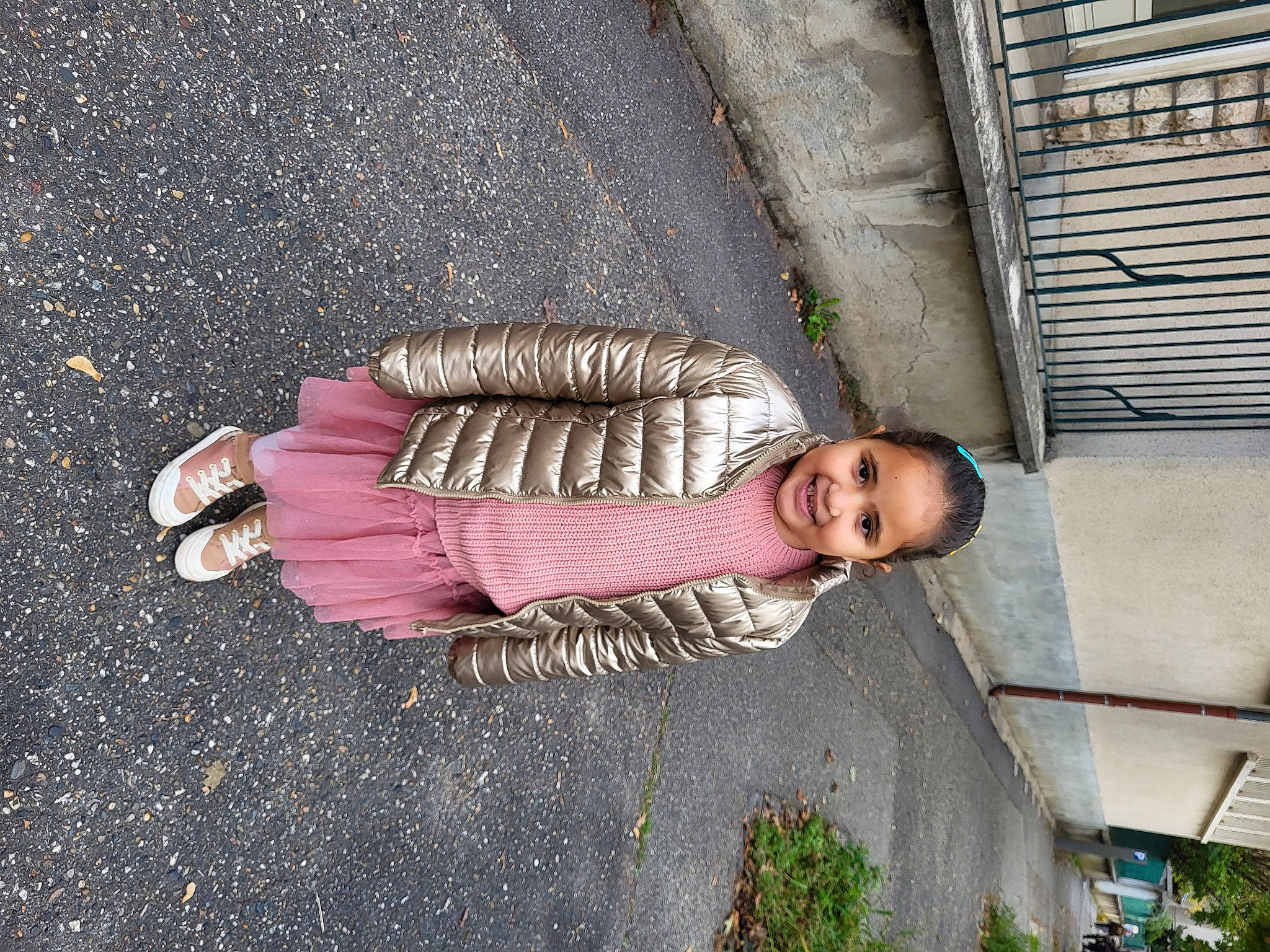 Kamelia participe au concours pour gagner de l'argent avec cette photo : asphalt, child, facade, foot, grass, hand, human_leg, joy, leisure, person, plant, road_surface, sandal, shadow, sidewalk, sitting, smile, street, textile, toddler