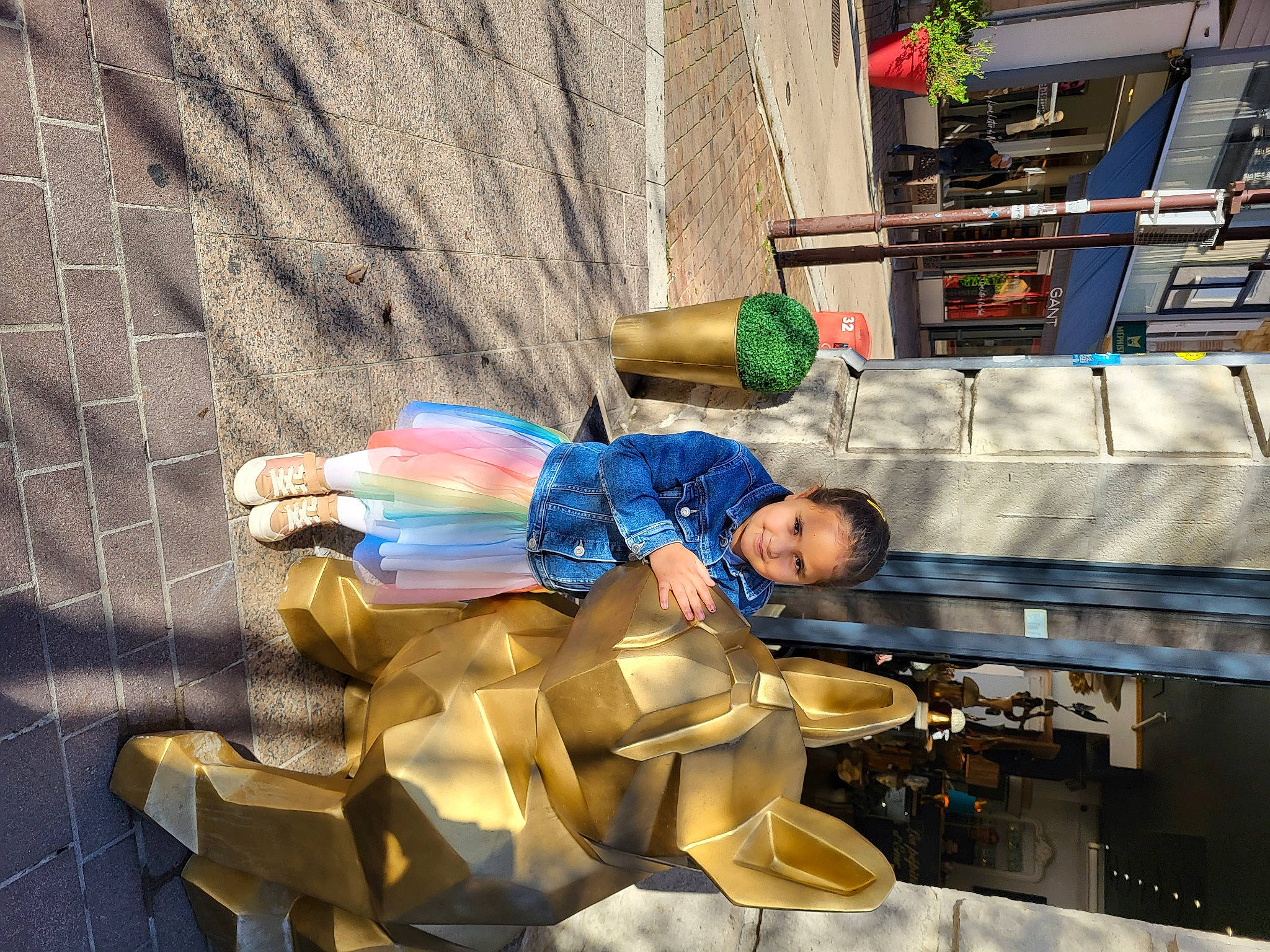 Kamelia participe au concours pour gagner de l'argent avec cette photo : child, city, cobblestone, electric_blue, engineering, joy, leisure, machine, pedestrian, person, plastic, sitting, street, toddler, travel, wood