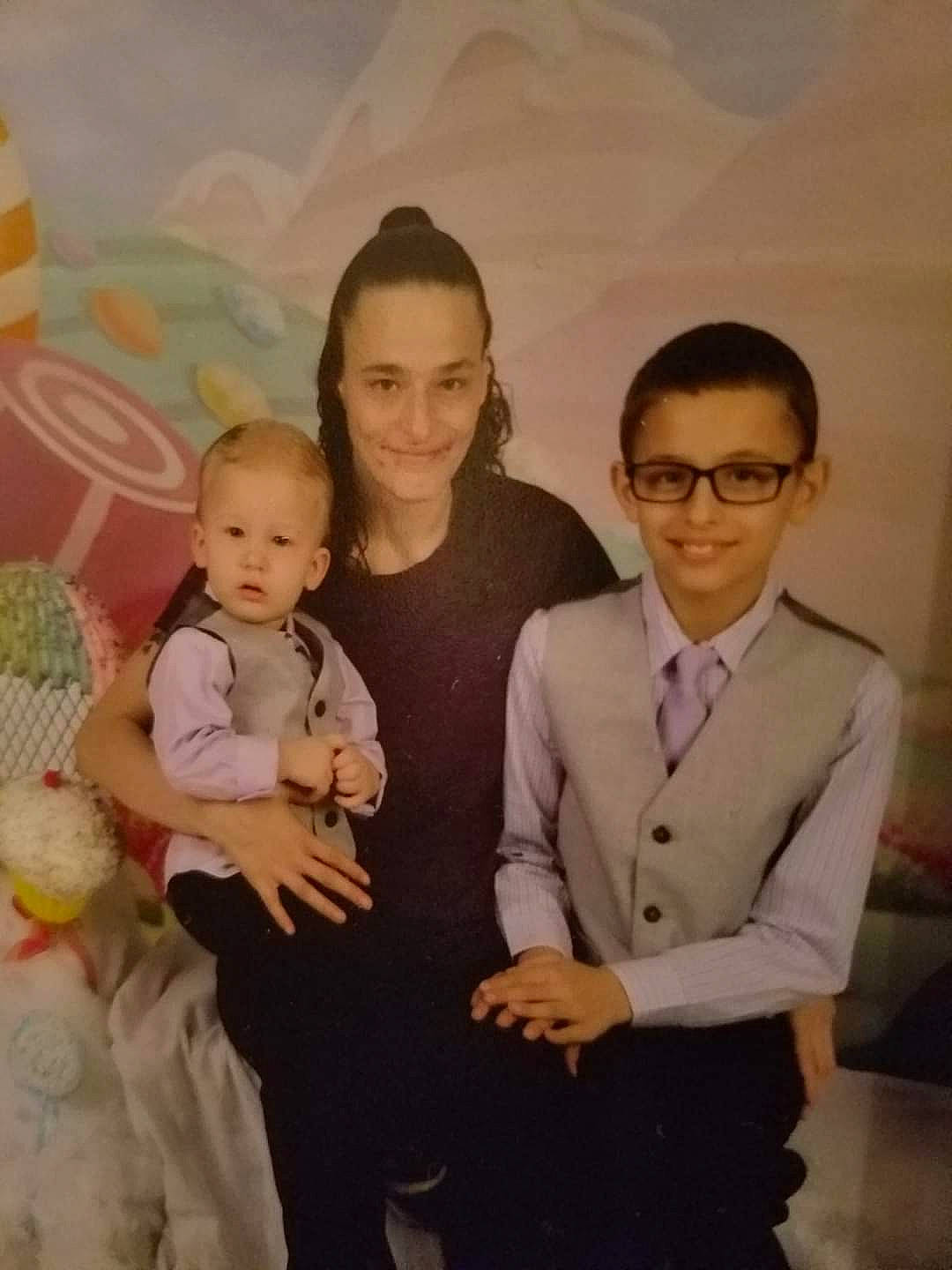 Joey is registered to the contest to win money with this photo: baby, blazer, child, collar, dress_shirt, event, eyewear, facial_expression, formal_wear, fun, gesture, hairstyle, happy, human, iris, joy, person, smile, standing, suit