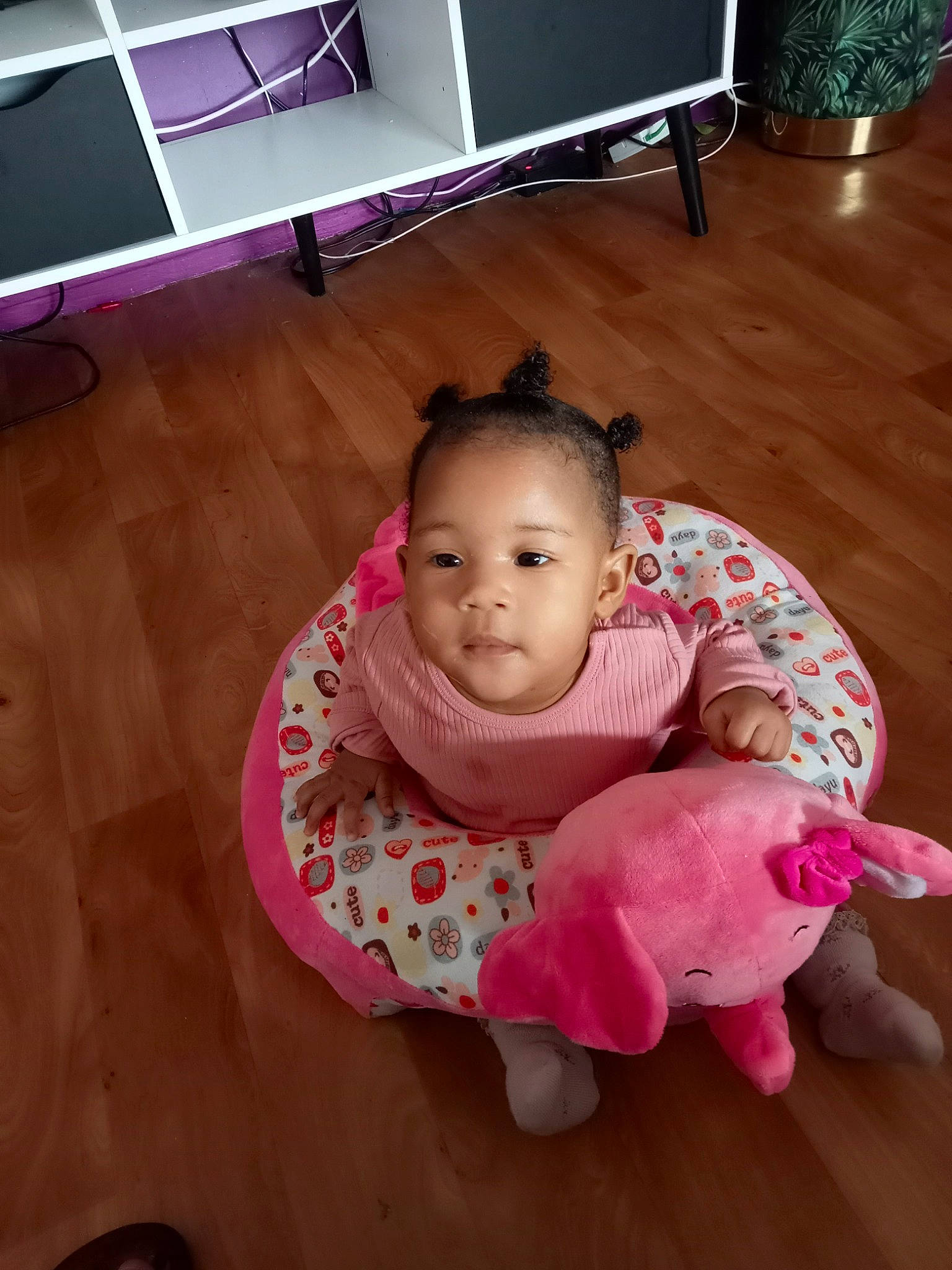 Thaina a rejoint le concours — aidez-le/la à gagner de superbes lots ! baby, baby_toddler_clothing, cheek, comfort, computer_keyboard, floor, flooring, fun, hairstyle, happy, hardwood, head, lip, magenta, nose, person, pink, room, television, toddler