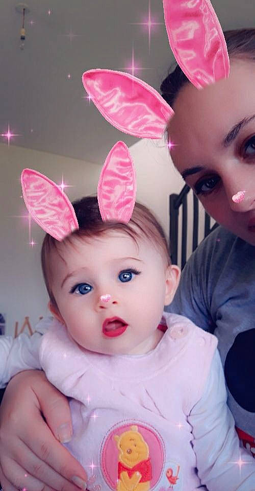 Enora participe au concours pour gagner de l'argent avec cette photo : baby, baby_toddler_clothing, cheek, child, ear, eye, eyelash, facial_expression, fawn, fun, gesture, happy, head, lip, mammal, nose, organ, person, pink, skin