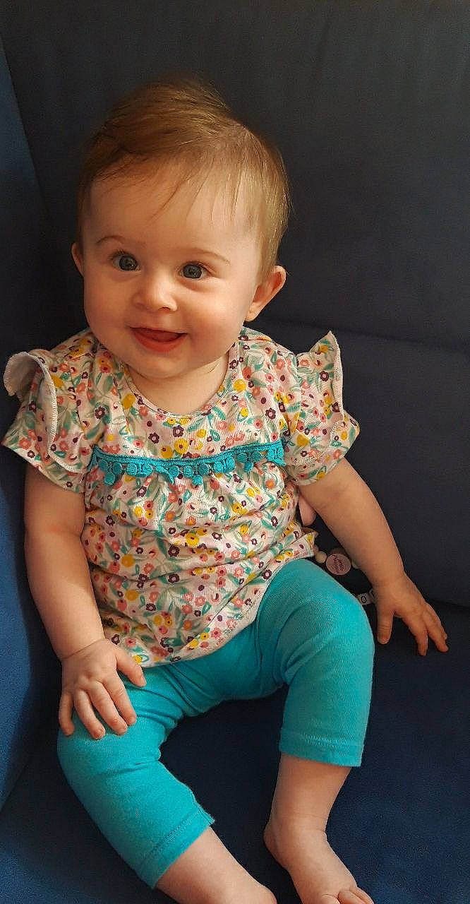 Enora a rejoint le concours — aidez-le/la à gagner de superbes lots ! baby_toddler_clothing, cheek, chin, eye, face, hair, happy, human_body, iris, joint, joy, lip, mouth, neck, nose, person, pink, product, shoulder, skin