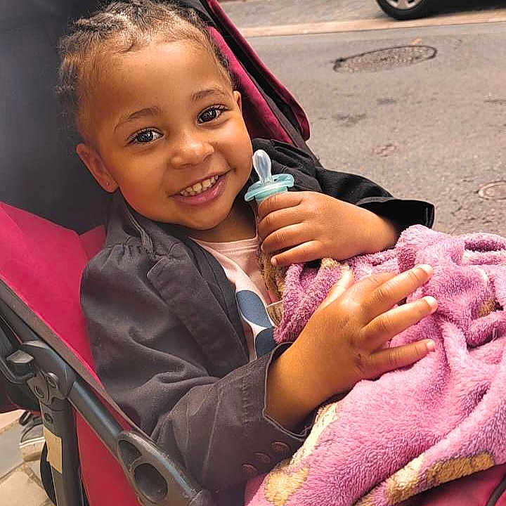 Ilaya-Djawida participe au concours pour gagner de l'argent avec cette photo : alloywheel, car, carwheel, child, city, face, female, girl, head, machine, person, photography, portrait, road, spoke, street, transportation, urban, vehicle, wheel